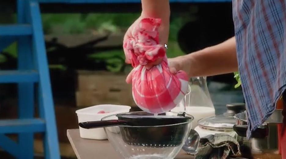 Fritz Fuchs drückt Frischkäse aus.