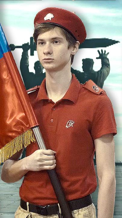 Montage: Jungendlicher mit russischer Fahne vor Monument zur Erinnerung an den Zweiten Weltkriegs