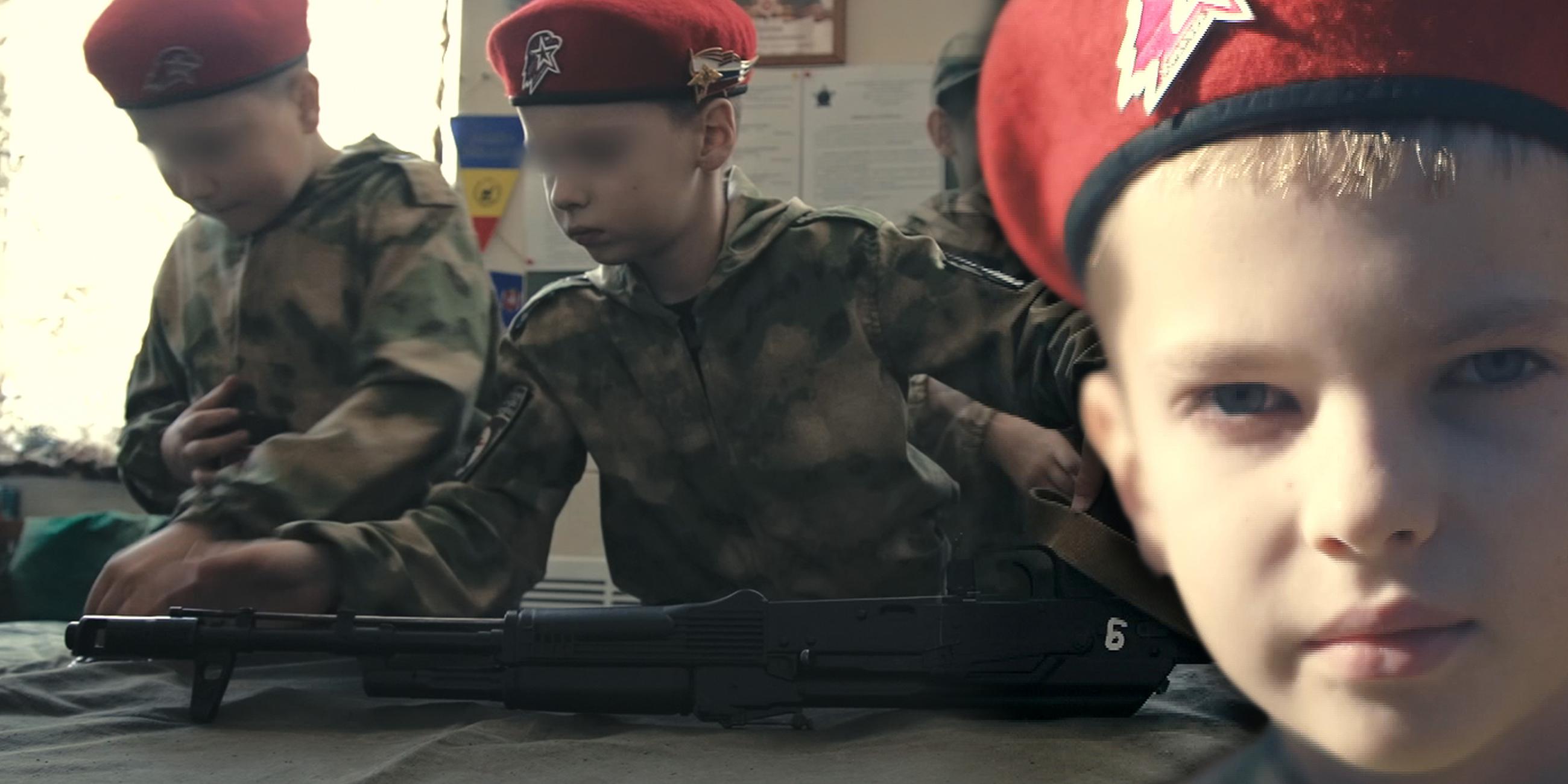 Montage: Kinder werden an Waffen ausgebildet