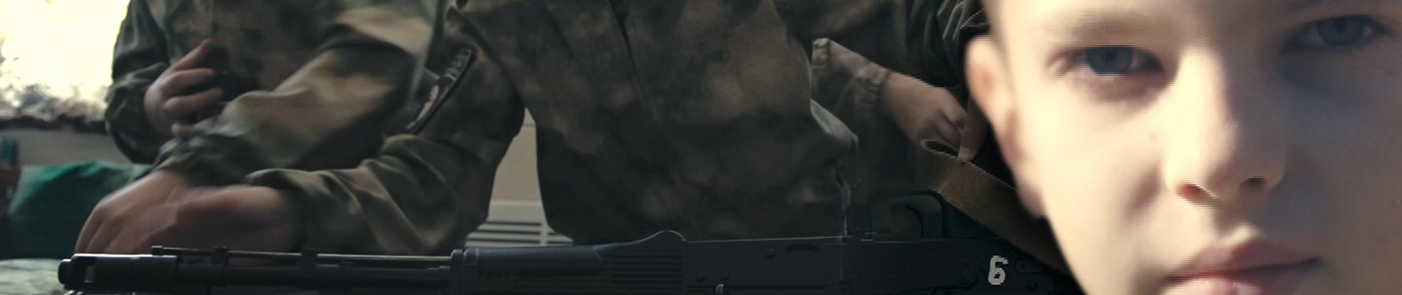 Montage: Kinder werden an Waffen ausgebildet