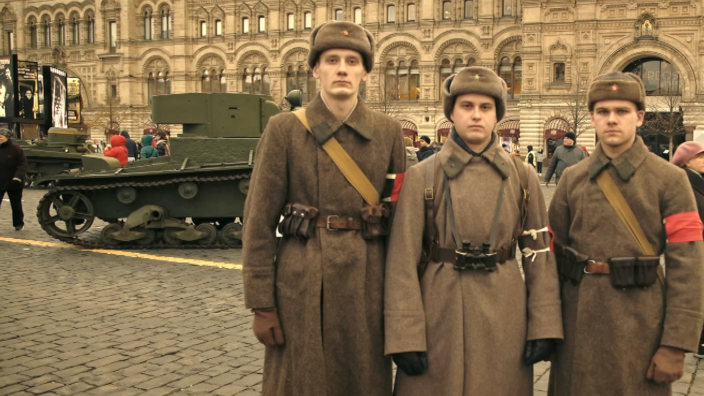 Jungendliche in der Kleidung von Kriegsveteranen des Zweiten Weltkriegs