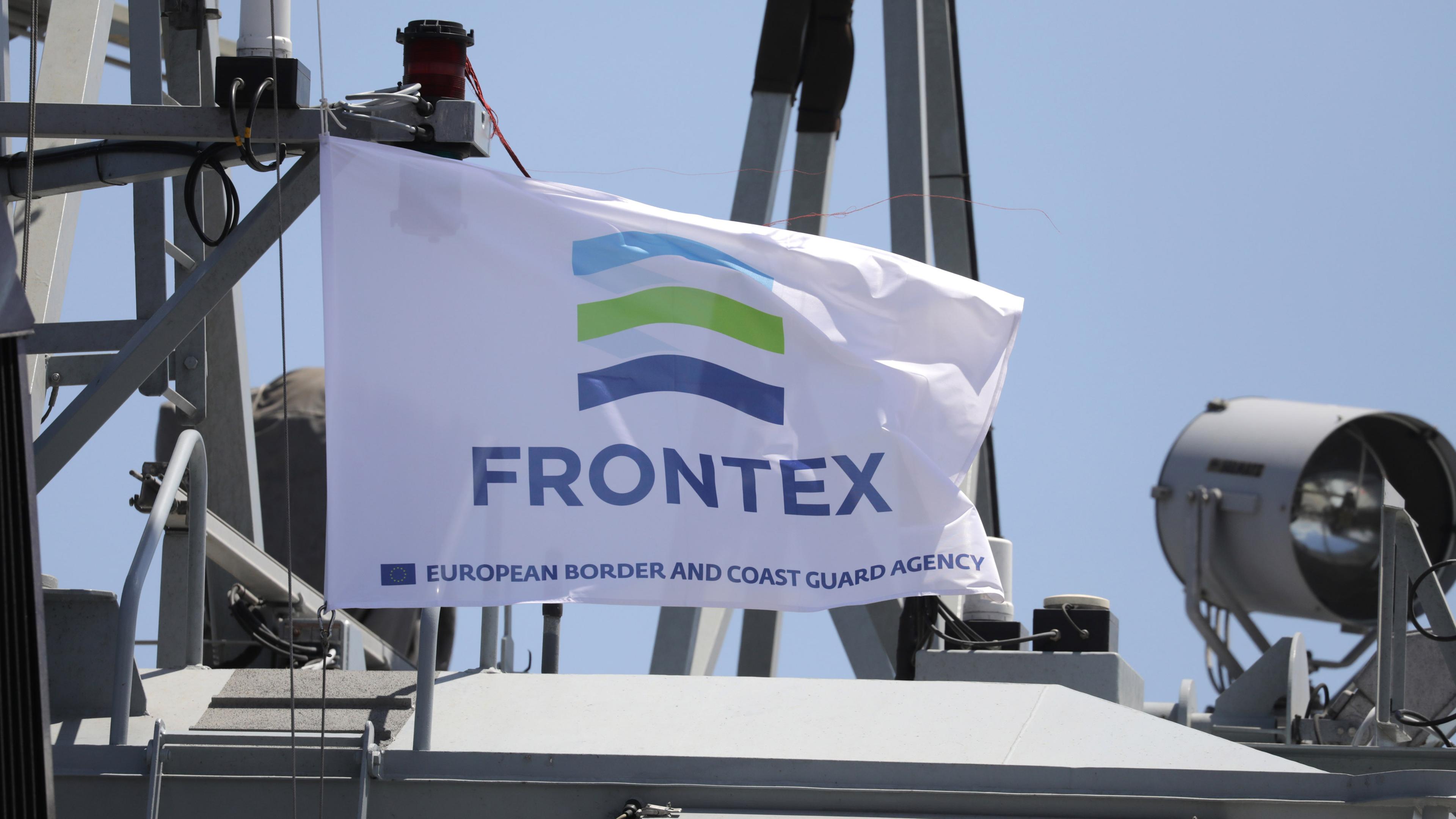 frontex-flagge auf einem militaerschiff