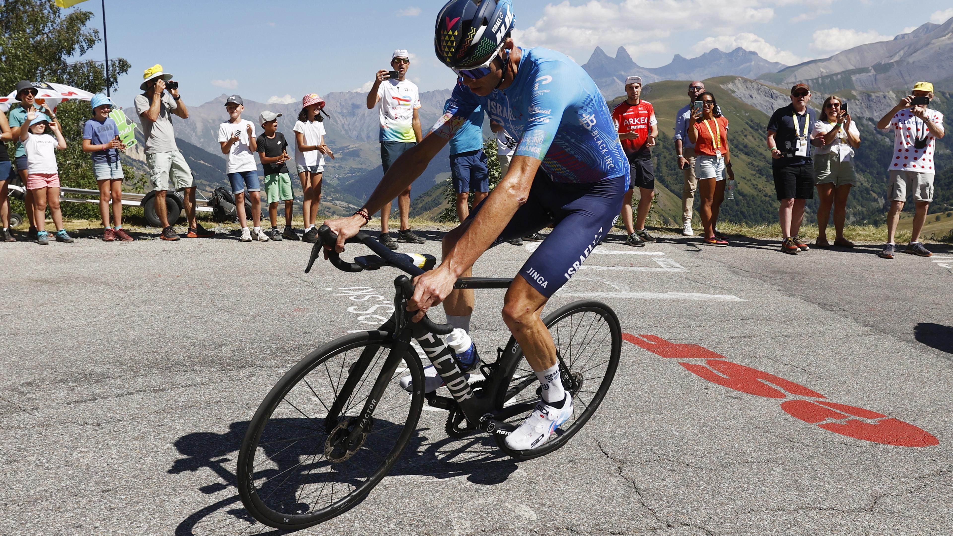 Chris Froome  auf der 12. Etappe der Tour de France 2022 zwischen Briancon und der Alpe d'Huez.