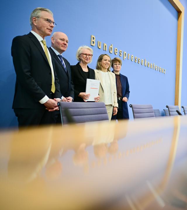 Martin Werding (l-r), Mitglied des Sachverständigenrats zur Begutachtung der gesamtwirtschaftlichen Entwicklung, Achim Truger, Mitglied des Sachverständigenrats zur Begutachtung der gesamtwirtschaftlichen Entwicklung, Monika Schnitzer, Vorsitzende des Sachverständigenrats zur Begutachtung der gesamtwirtschaftlichen Entwicklung, Ulrike Malmendier, Mitglied des Sachverständigenrats zur Begutachtung der gesamtwirtschaftlichen Entwicklung, und Veronika Grimm, Mitglied des Sachverständigenrats zur Begutachtung der gesamtwirtschaftlichen Entwicklung, stehen während der Vorstellung des Frühjahrsgutachtens des Sachverständigenrates Wirtschaft in der Bundespressekonferenz.