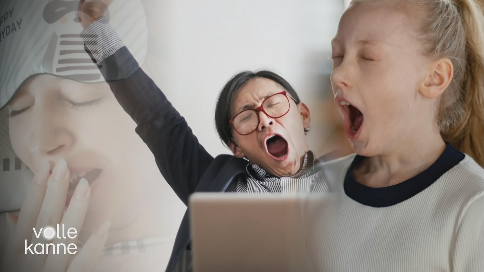 Kinder, die gähnen.