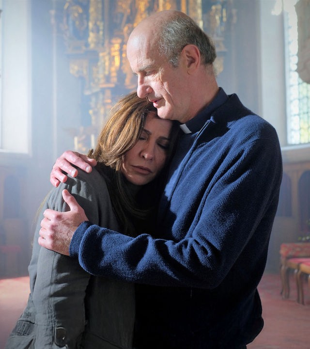 "Frühling - Am Ende des Sommers": Pfarrer Sonnleitner (Johannes Herrschmann) hält in der Frühlinger Kirche Katja Baumann (Simone Thomalla) tröstend im Arm. Sie hat die Augen geschlossen.