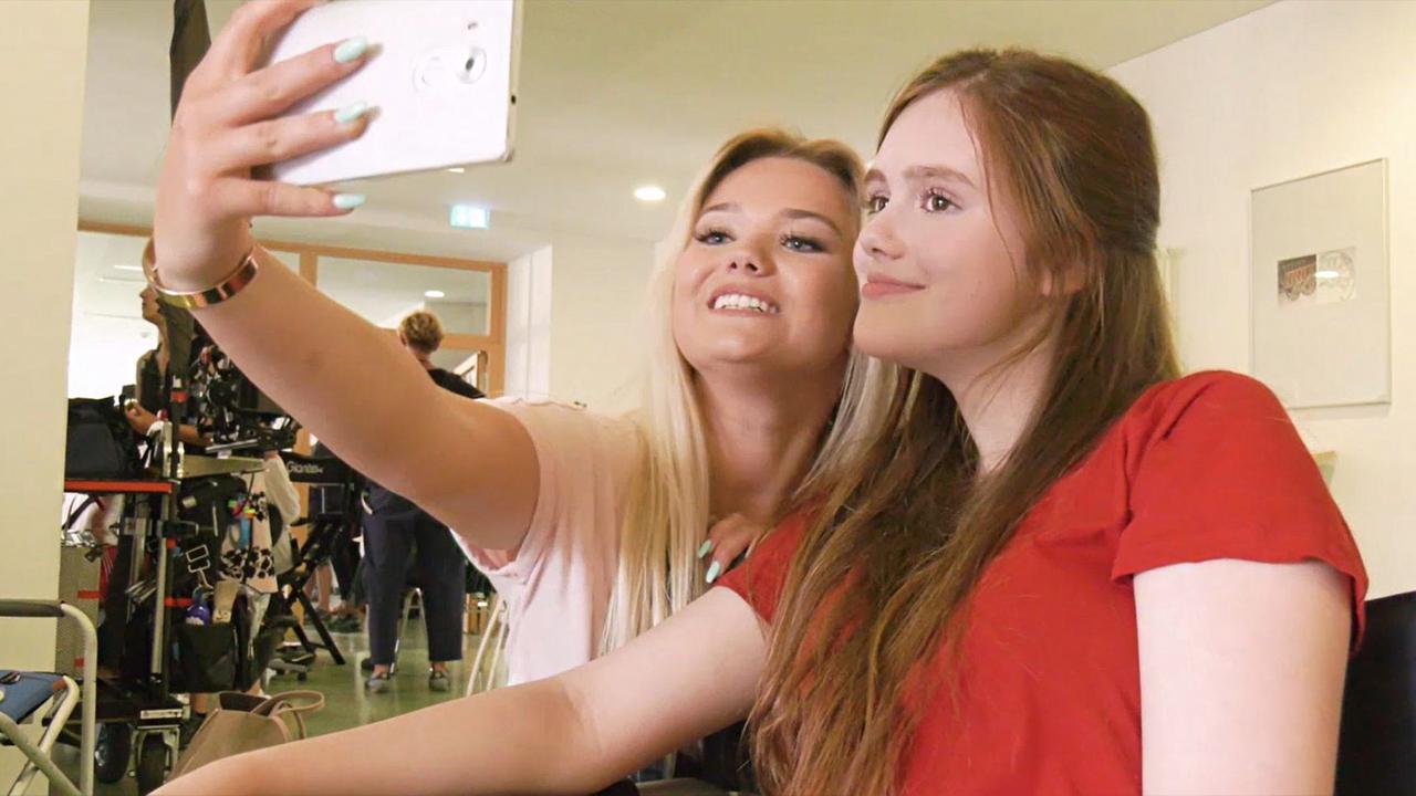 Julia Beautx und Aniya Wendel am Frühling-Set