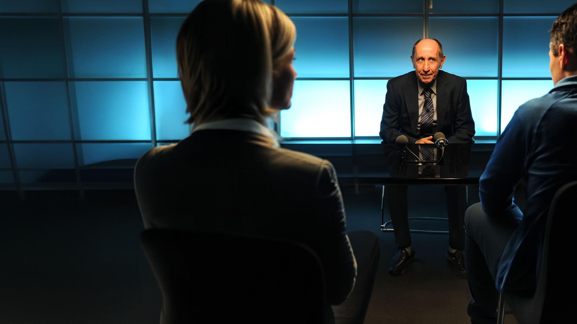 Es hat sich herausgestellt, dass Hartmut Bergers (Manfred Möck, M.) Verhältnis zu seinem Chef nicht so kollegial war wie anfangs angegeben. Martina Seiffert (Astrid M. Fünderich, l.) und Rico Sander (Benjamin Strecker, r.) nehmen ihn deshalb in die Mangel.