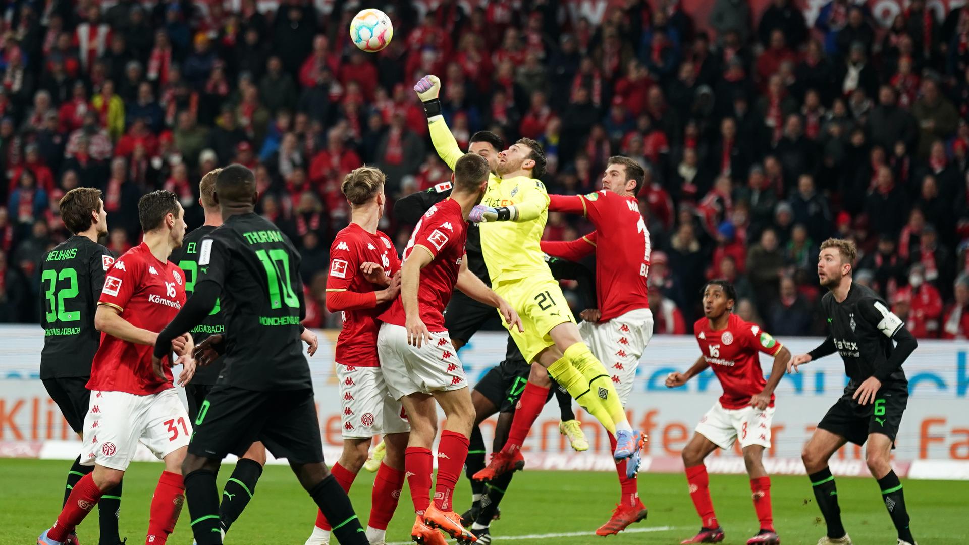 24.02.2023, Rheinland-Pfalz, Mainz: Fußball: Bundesliga, FSV Mainz 05 - Borussia Mönchengladbach, 22. Spieltag, Mewa Arena. Gladbachs Torwart Tobias Sippel wehrt einen Ball ab.