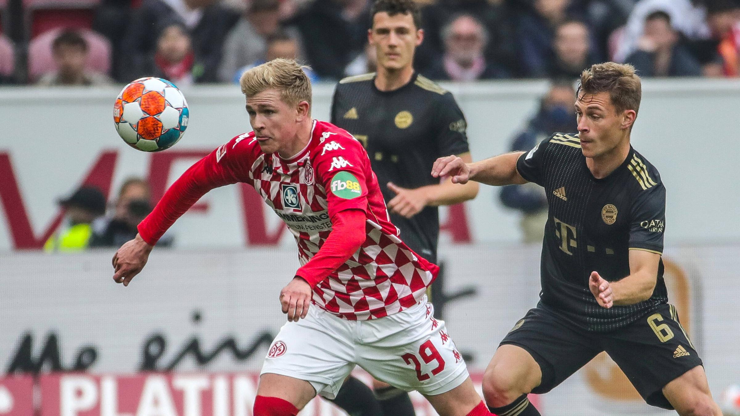 32. Spieltag, 1. Bundesliga, 1.FSV Mainz 05 - FC Bayern München 30.04.2022, MEWA Arena, Jonathan Burkhardt im Zweikampf gegen Joshua Kimmich