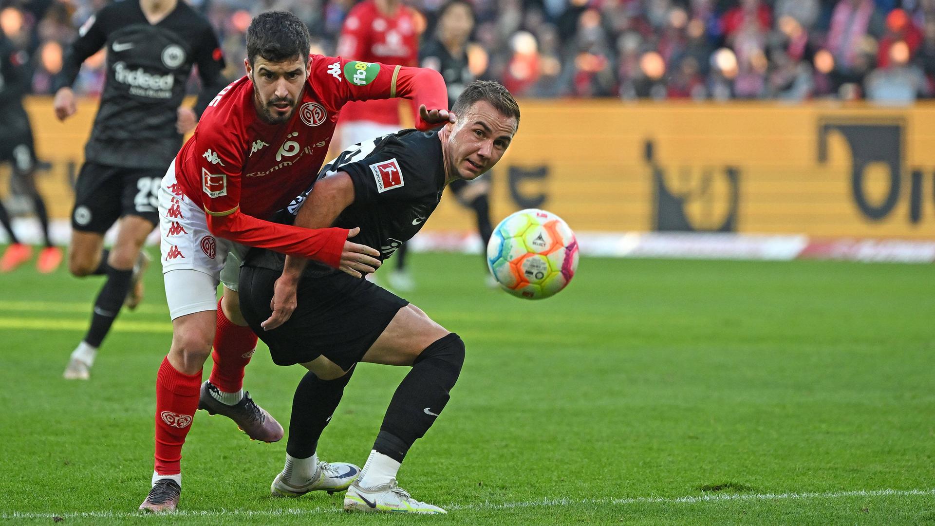1. Bundesliga, 13.11.2022, Aaron Martin (FSV Mainz 05) und Mario Götze (Eintracht Frankfurt) im Zweikampf