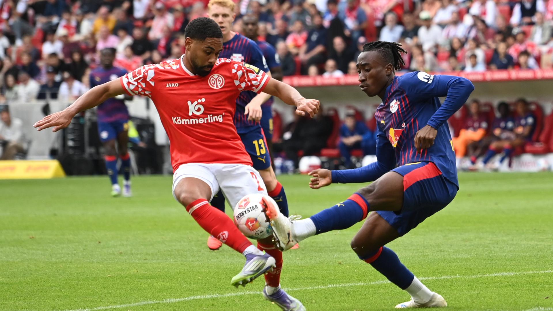 Philipp Mwene (MZ) und Yan Diomande (L) kämpfen. 