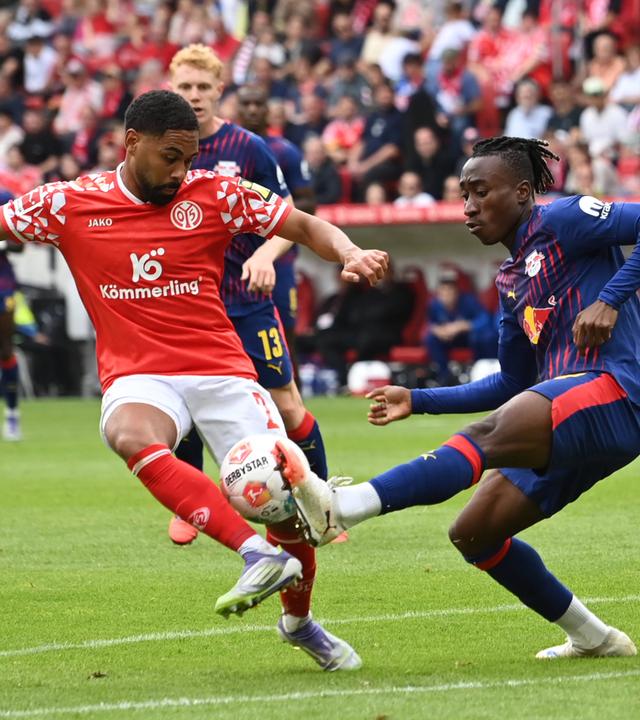 Philipp Mwene (MZ) und Yan Diomande (L) kämpfen. 