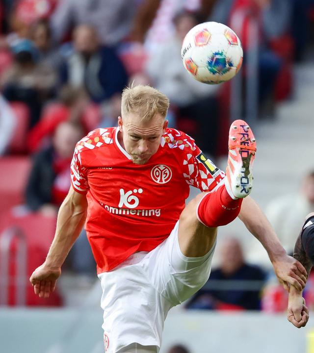Andreas Hanche Olsen (FSV Mainz 05) und Robert Andrich (Bayer 04 Leverkusen) kämpfen.