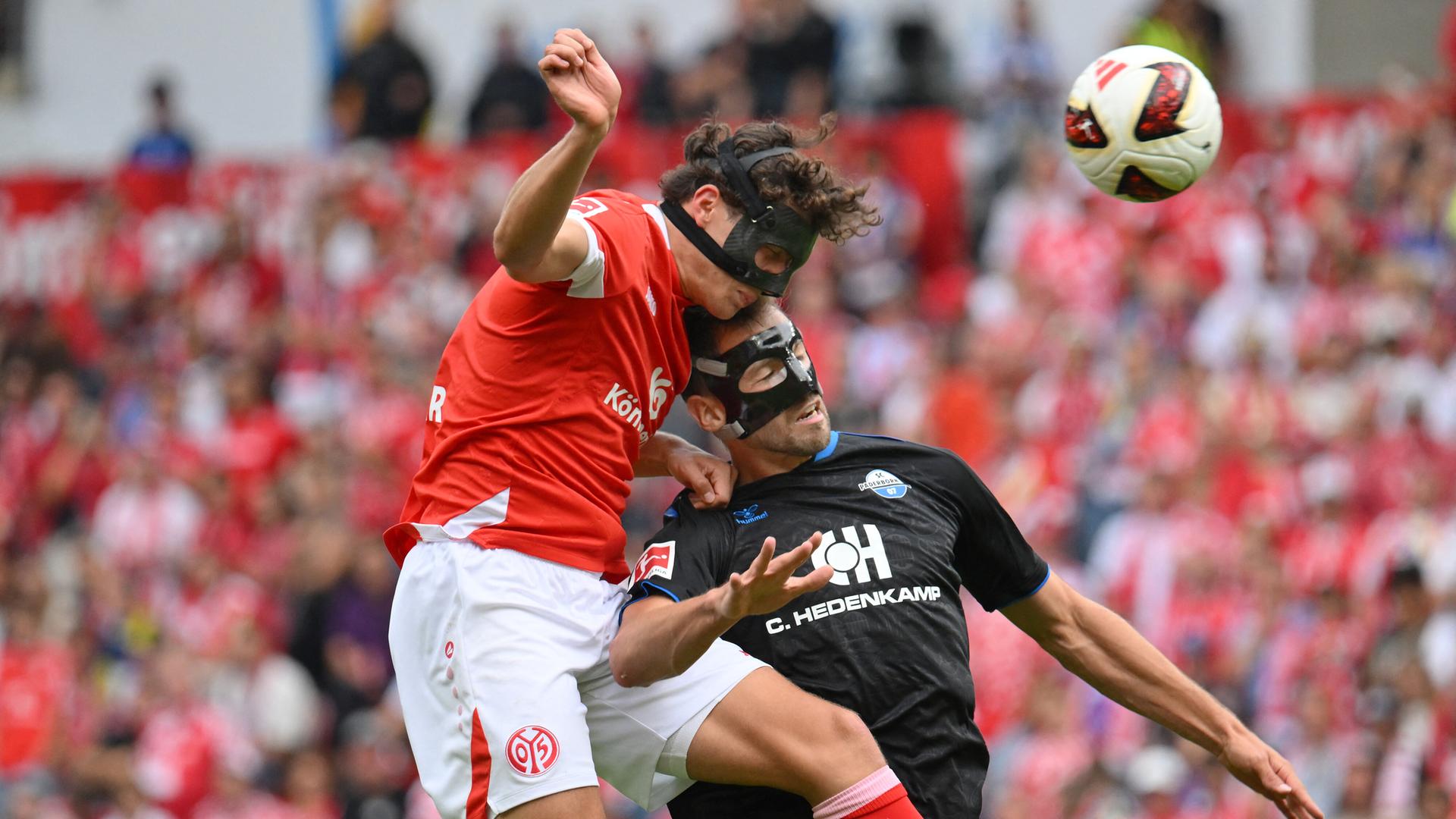 Fabio Gruber (1. FSV Mainz 05) spielt gegen Marvin Pieringer (SC Paderborn).