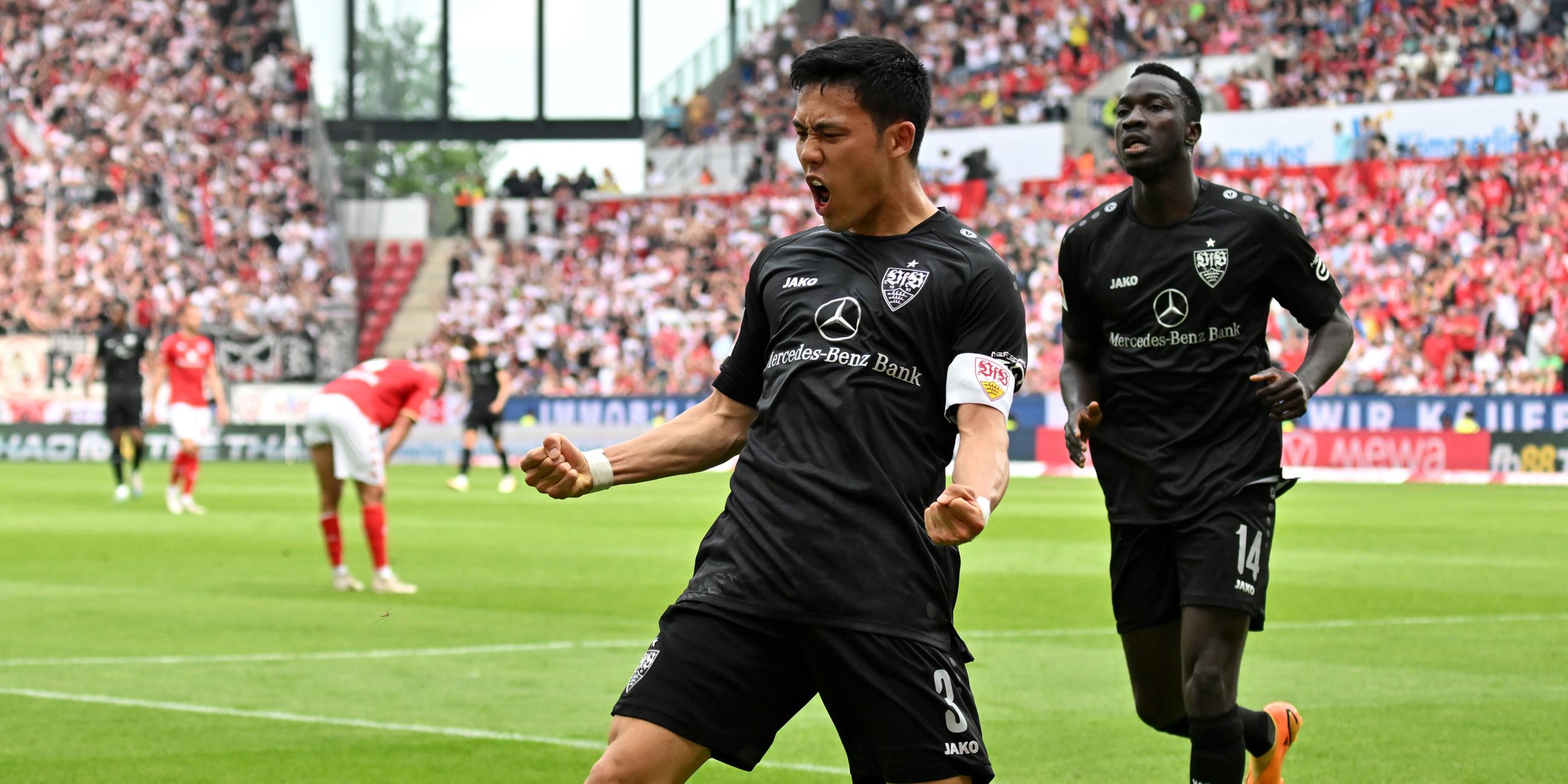 Stuttgarts Wataru Endo jubelt nach seinem Treffer zum 1:1.
