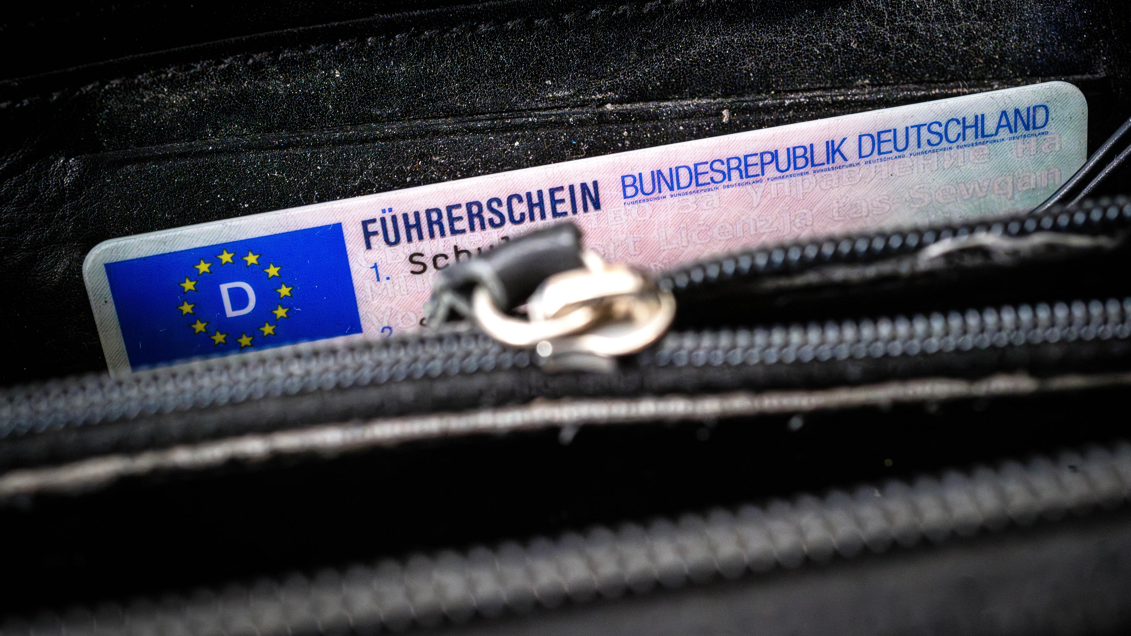 Ein Fürherschein der Bundesrepublik Deutschland lugt aus einer Brieftasche heraus.