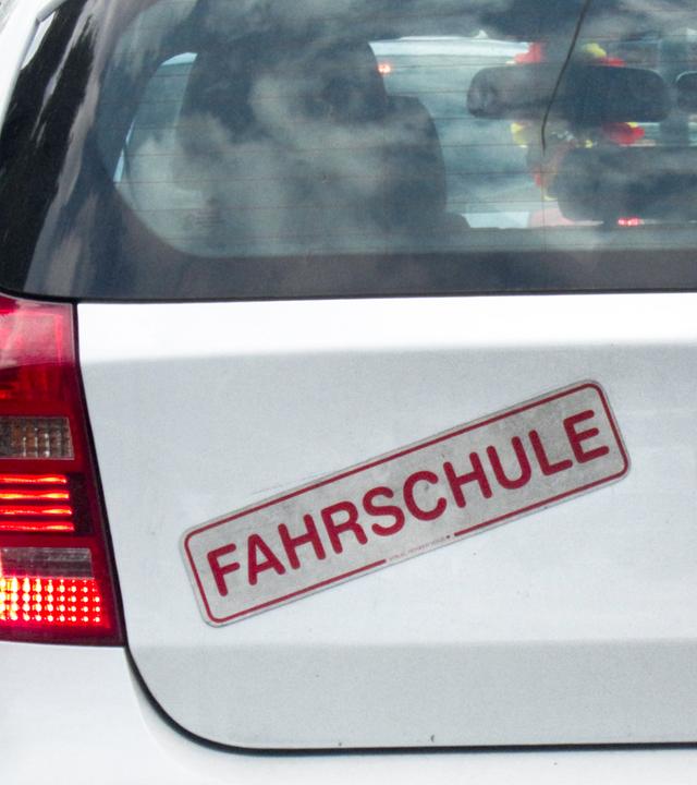 Auto mit Fahrschule-Schild: 