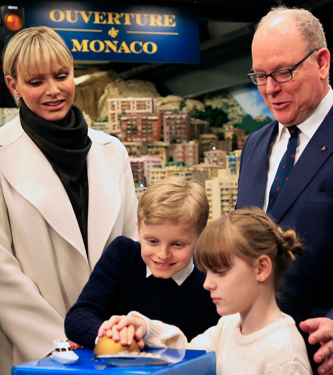 Fürst Albert II. von Monaco mit Familie bei der Eröffnung im Miniatur Wunderland in Hamburg