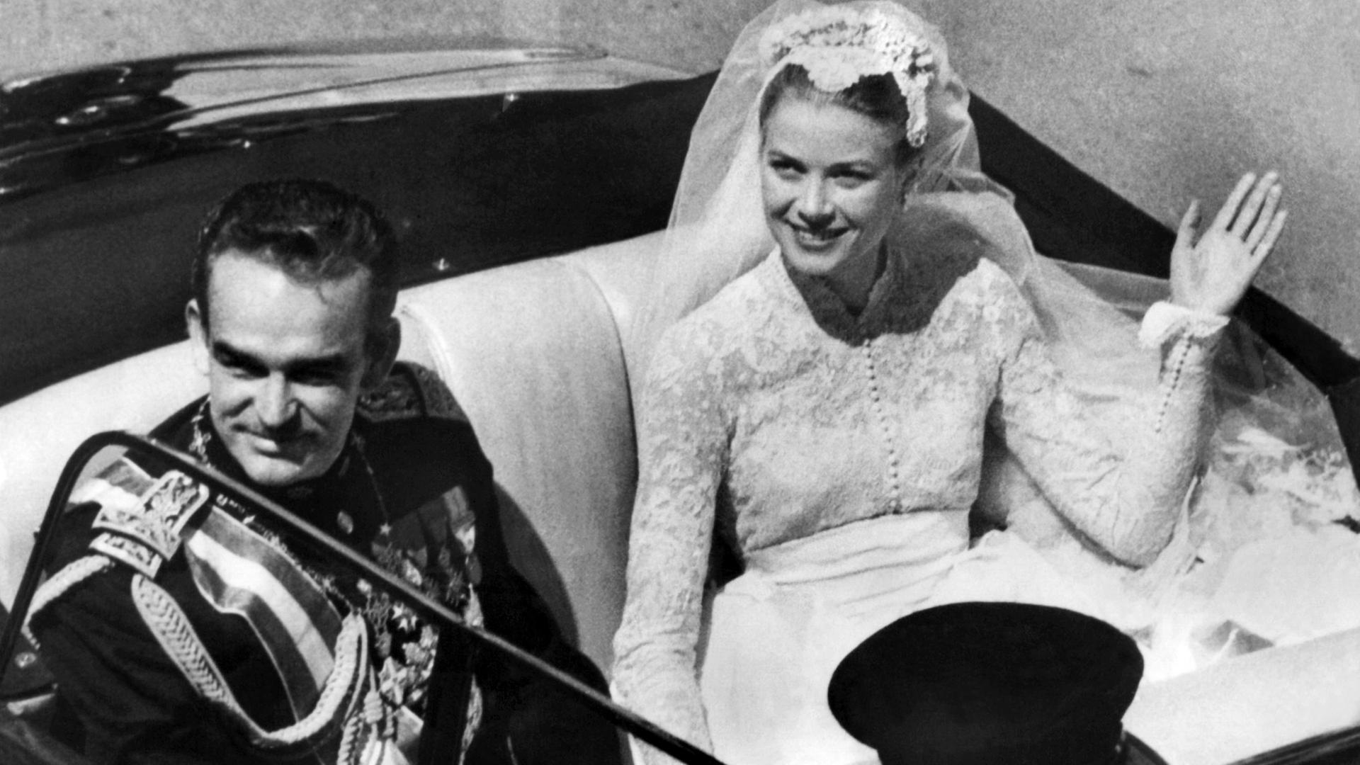 Fürst Rainier und Grace Kelly im offenen Wagen nach ihrer Hochzeit.
