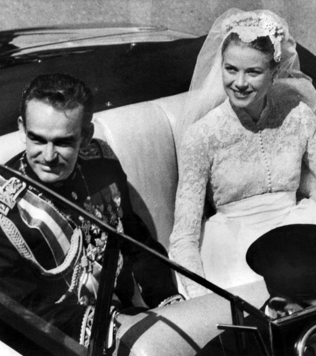 Fürst Rainier und Grace Kelly im offenen Wagen nach ihrer Hochzeit.