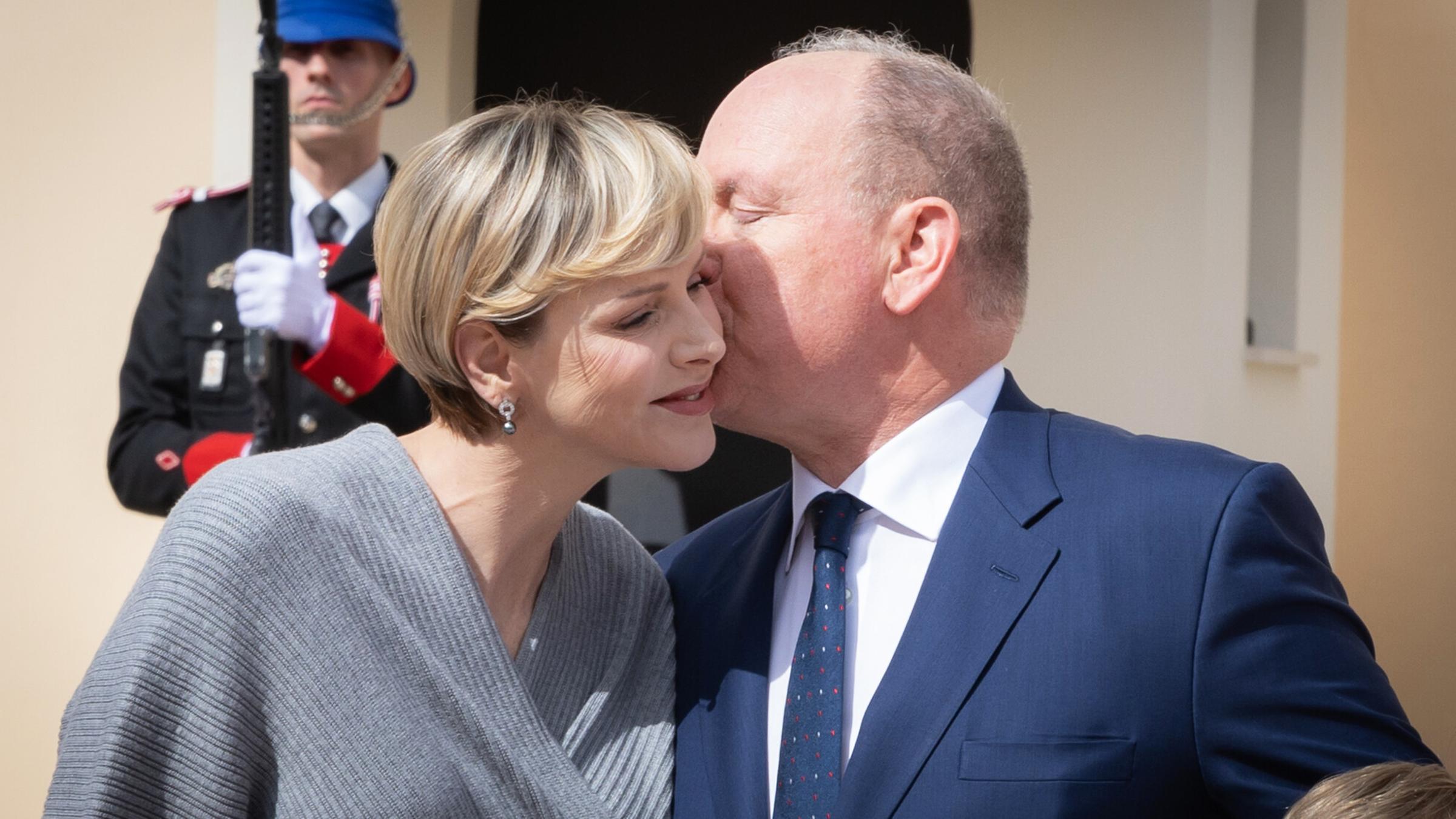 Fürstin Charlène bekommt von ihrem Mann, Fürst Albert, ein Küsschen in der Öffentlichkeit vor dem Palast in Monte Carlo