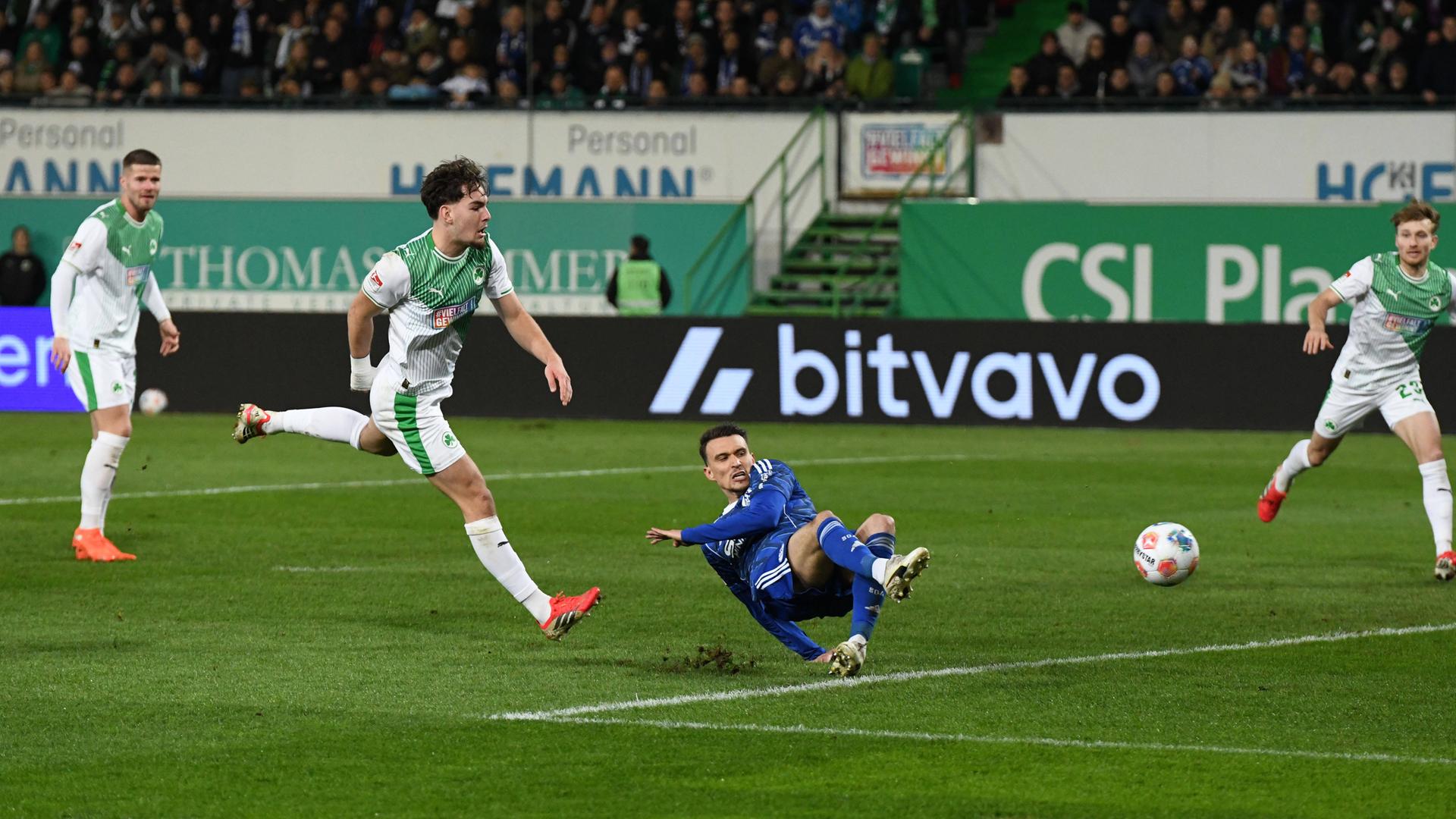 Reno Münz (Fürth) und Dejan Ljubicic (FC Schalke) am 28.02.2026 in Fürth. 
