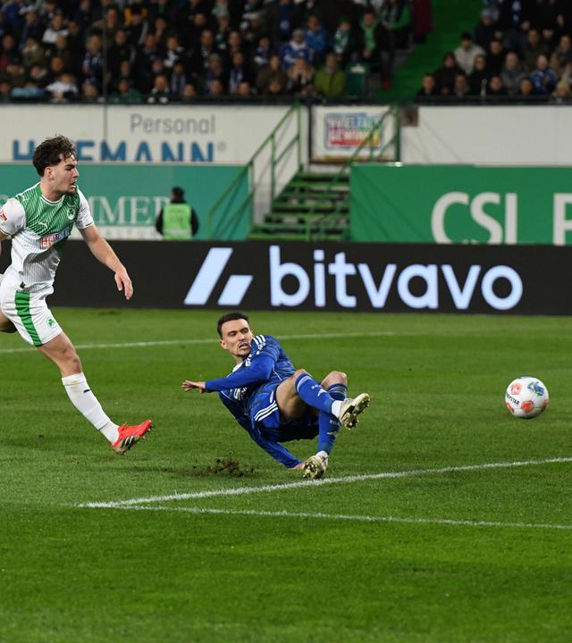 Reno Münz (Fürth) und Dejan Ljubicic (FC Schalke) am 28.02.2026 in Fürth. 