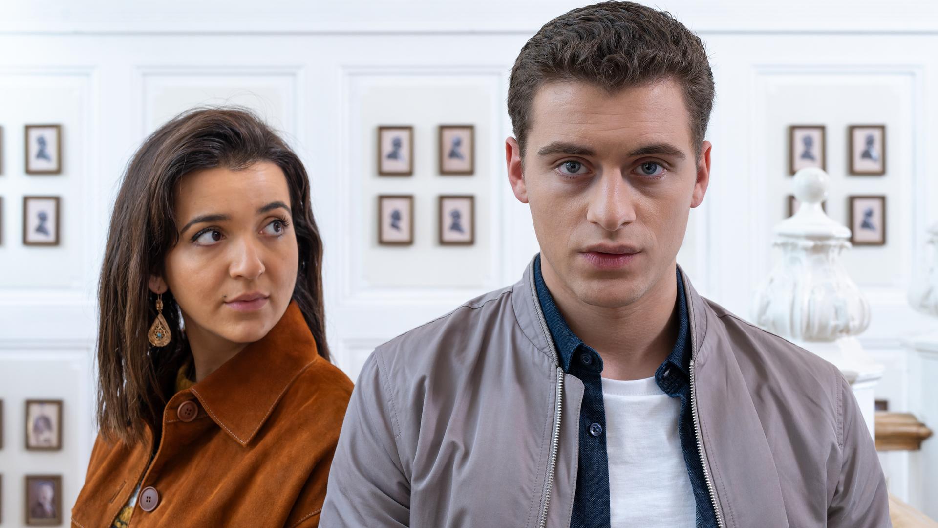 "Füxe - Wir sind eine Familie": Mina (Roxana Samadi) steht schräg hinter Adem (Valon Krasniqi) und sieht ihn an.