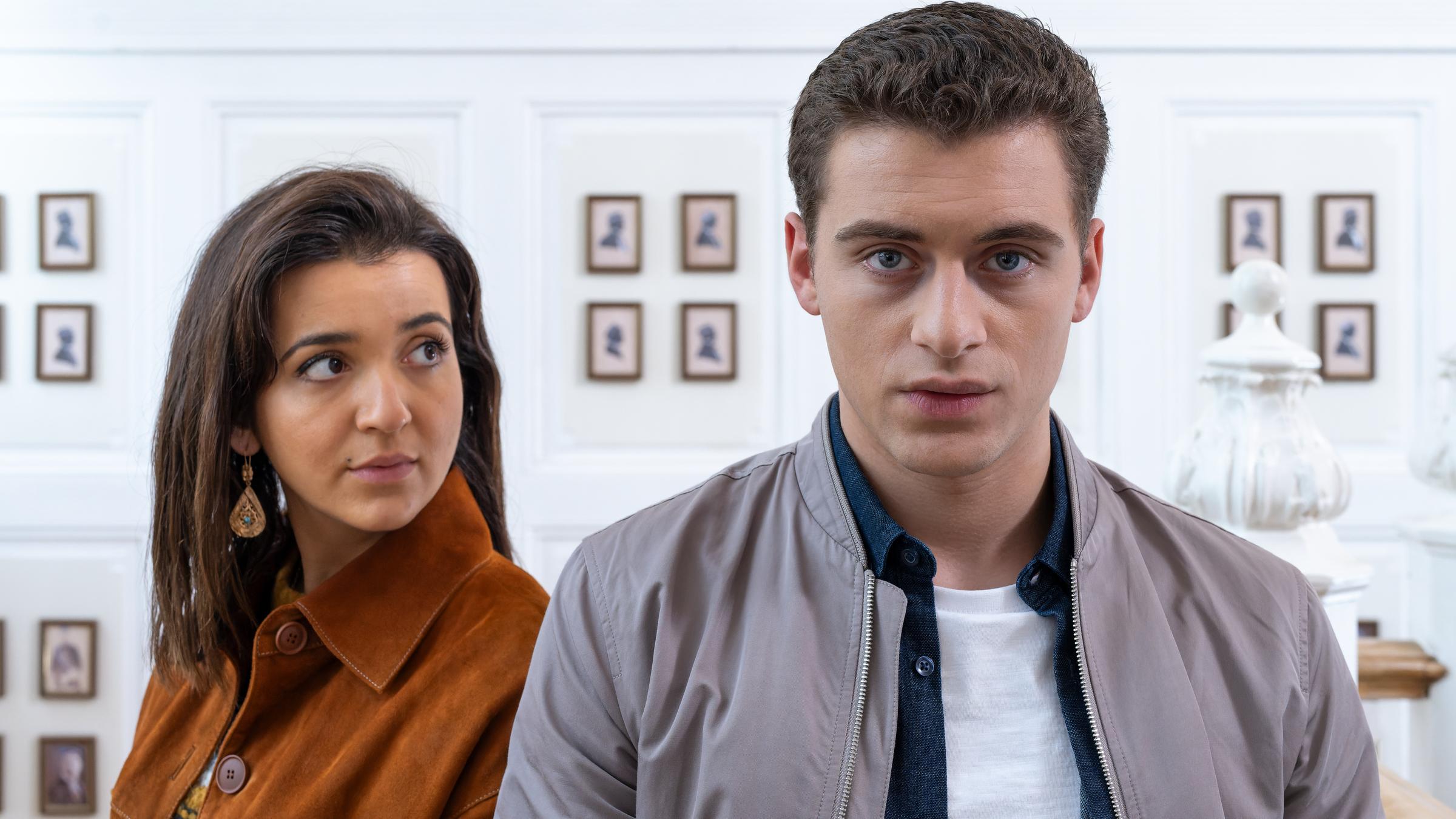 "Füxe - Wir sind eine Familie": Mina (Roxana Samadi) steht schräg hinter Adem (Valon Krasniqi) und sieht ihn an.