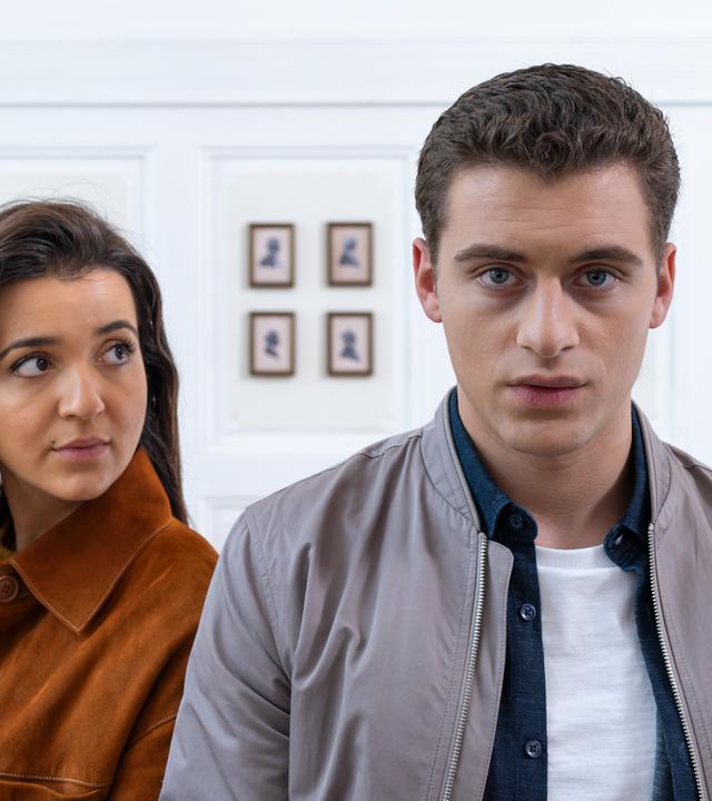 "Füxe - Wir sind eine Familie": Mina (Roxana Samadi) steht schräg hinter Adem (Valon Krasniqi) und sieht ihn an.