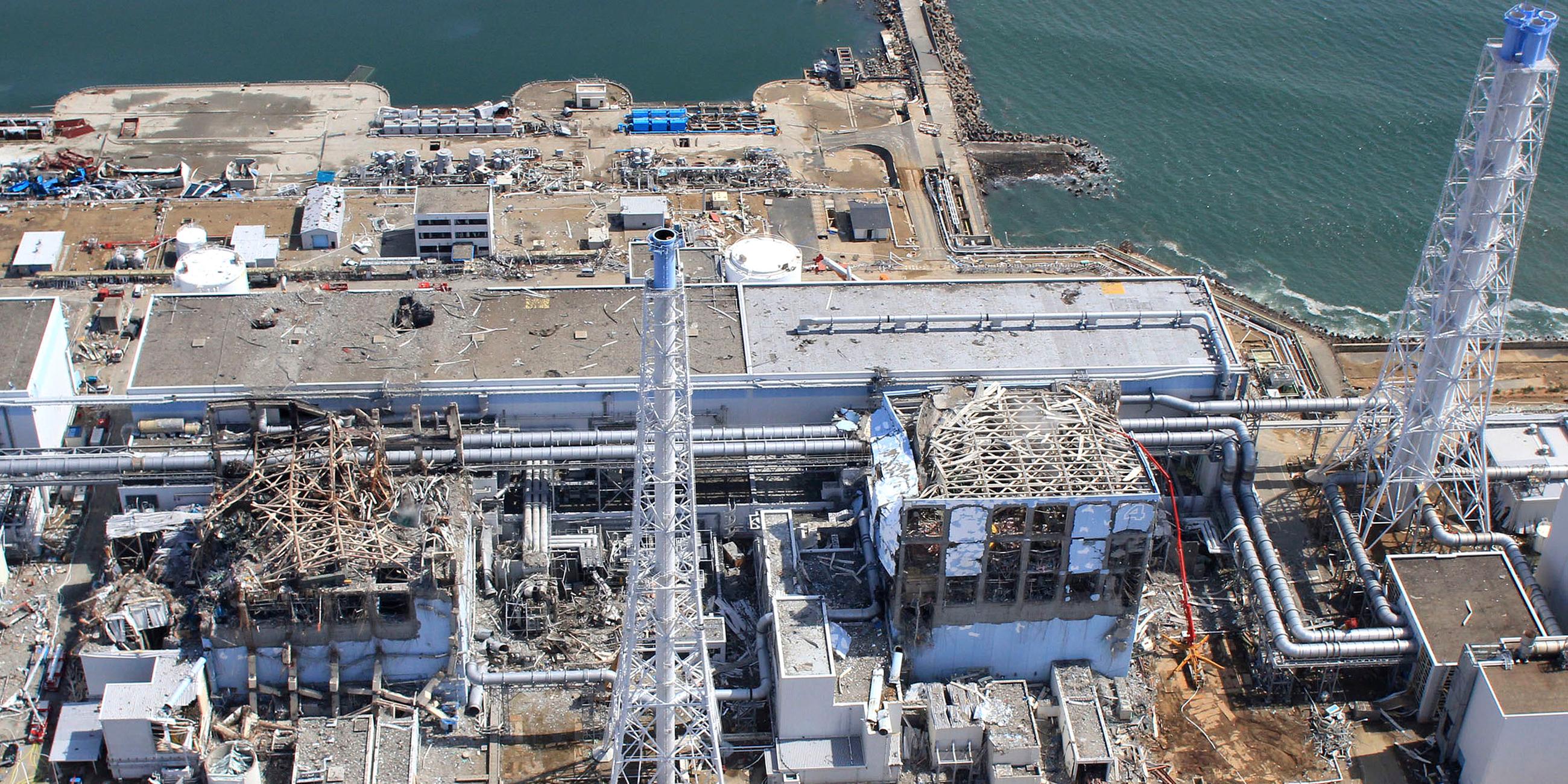Das zerstörte Kernkraftwerk Fukushima von oben.