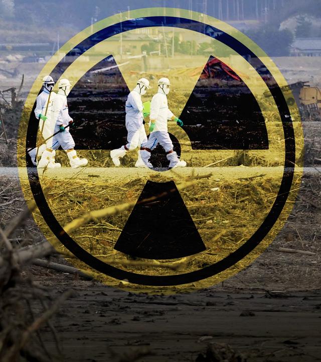 Mehrere Männer in Strahlenschutzanzügen gehen auf einer Straße, im Vordergrund Schutt. Rechts im Bild das Symbol für Radioaktivität.