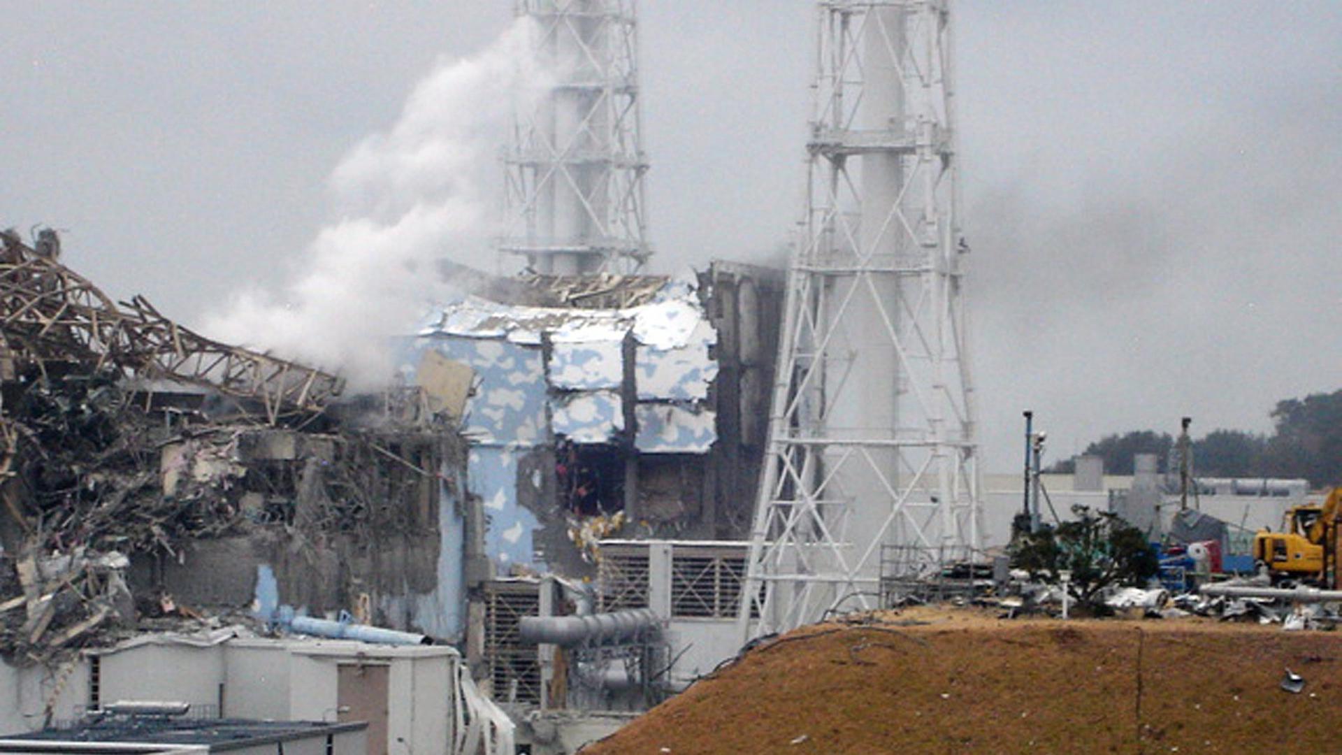 Der zerstörte Reaktorblick 4 des Atomkraftwerks Fukushima.