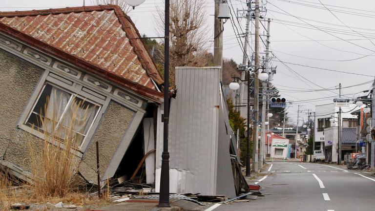 "Fukushima - Tagebuch einer Katastrophe": Blick auf ein zerstörte Häuser an einer Straße.