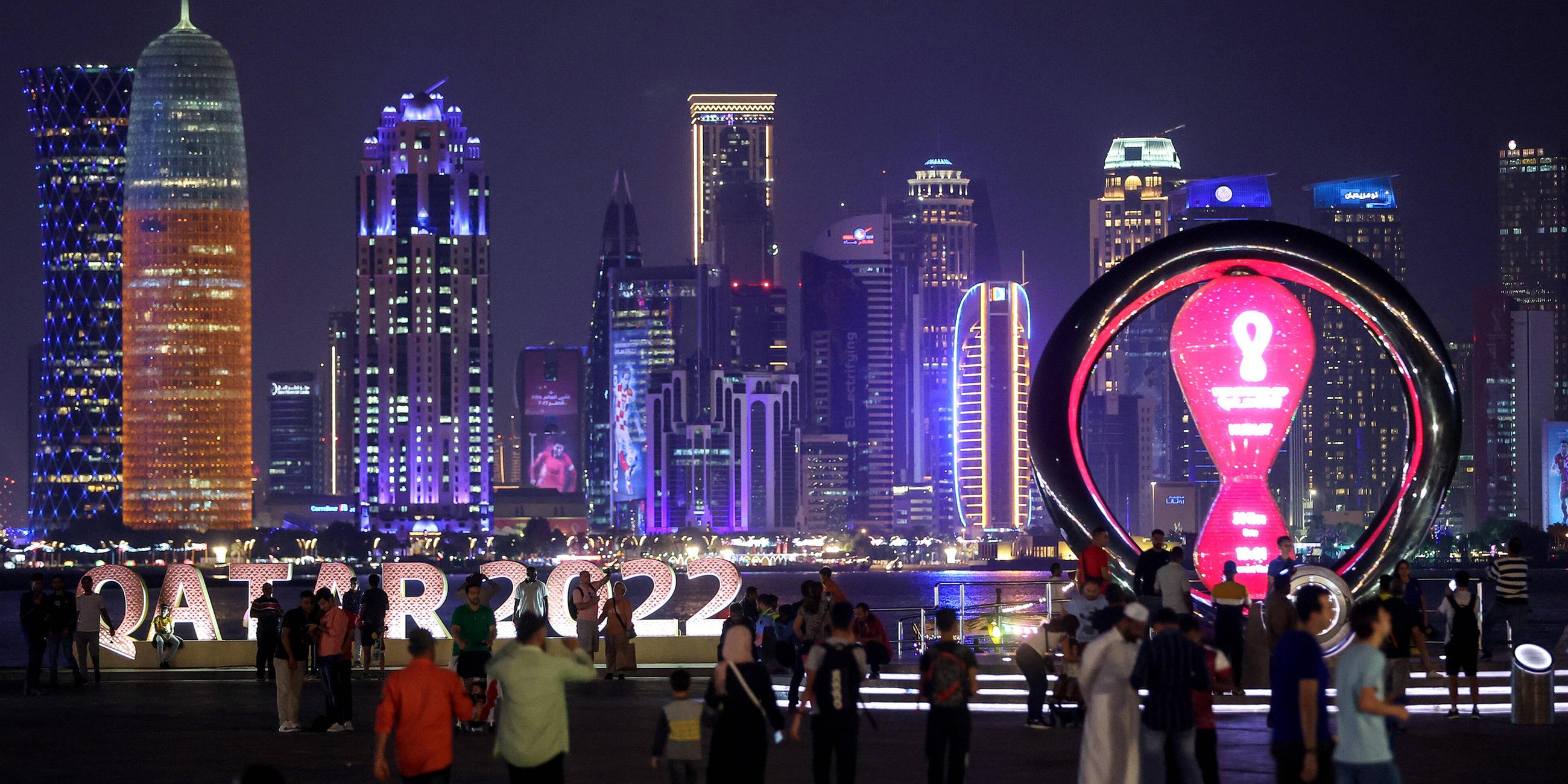 Doha bei Nacht während der Weltmeisterschaft Die nächtliche Atmosphäre auf den Straßen während der FIFA-Weltmeisterschaft, WM, Weltmeisterschaft, Fussball in Doha, Katar am 30. 11. 2022. 