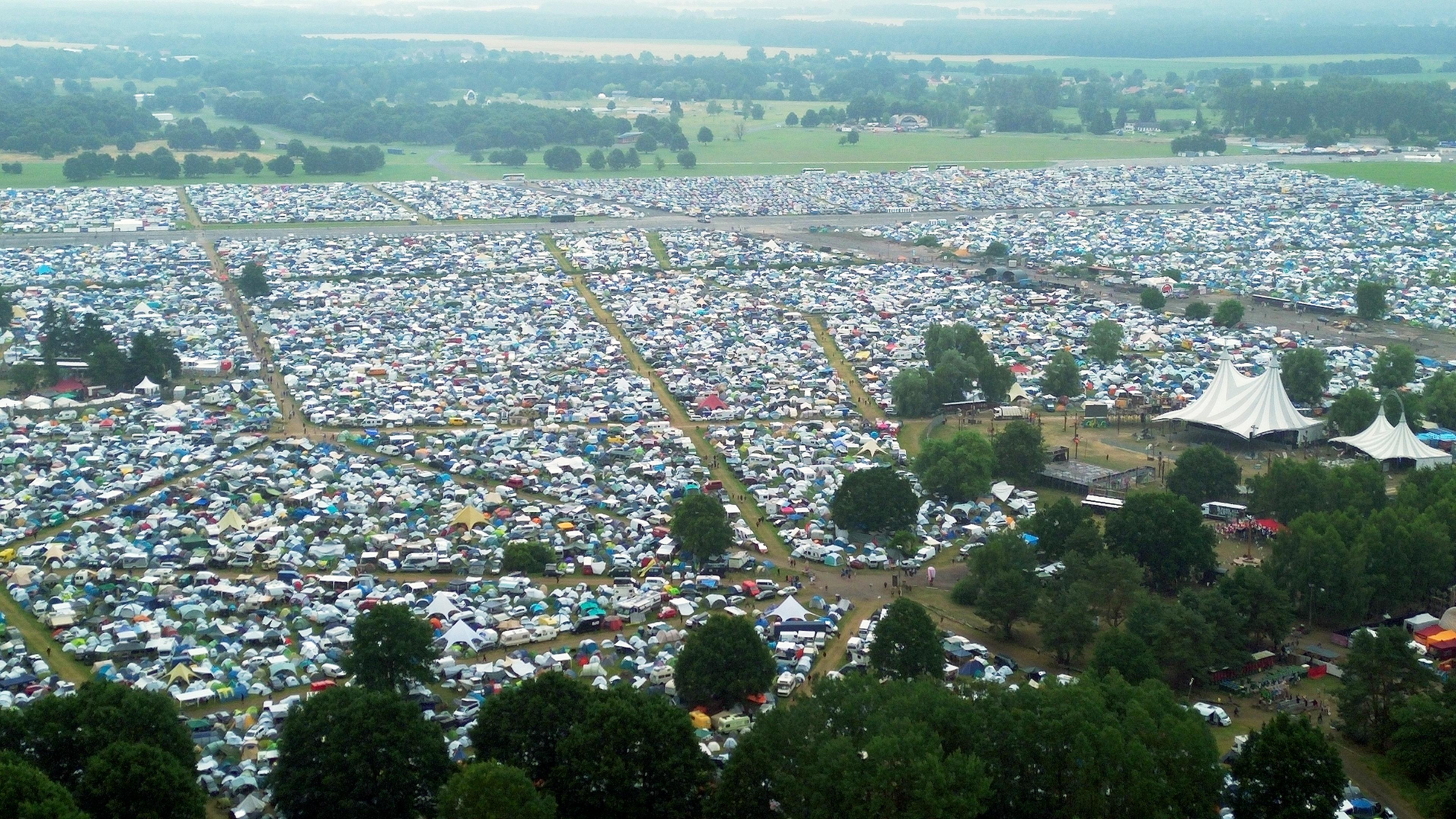 Zelte stehen auf dem Gelände des Fusion-Festivals.