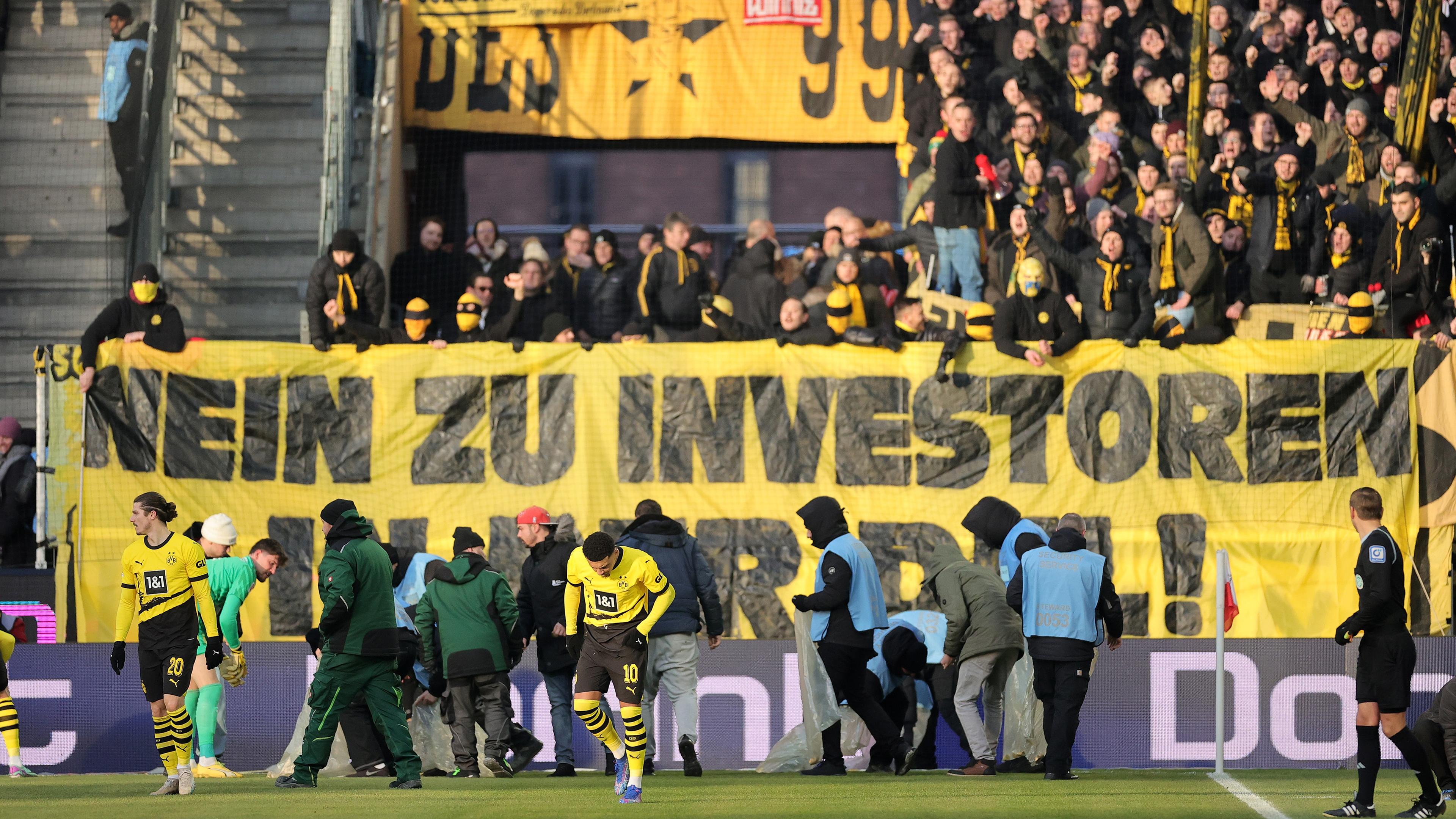 Fußball, Bundesliga, 1. FC Köln - Borussia Dortmund: Fans werfen Schokotaler auf das Spielfeld