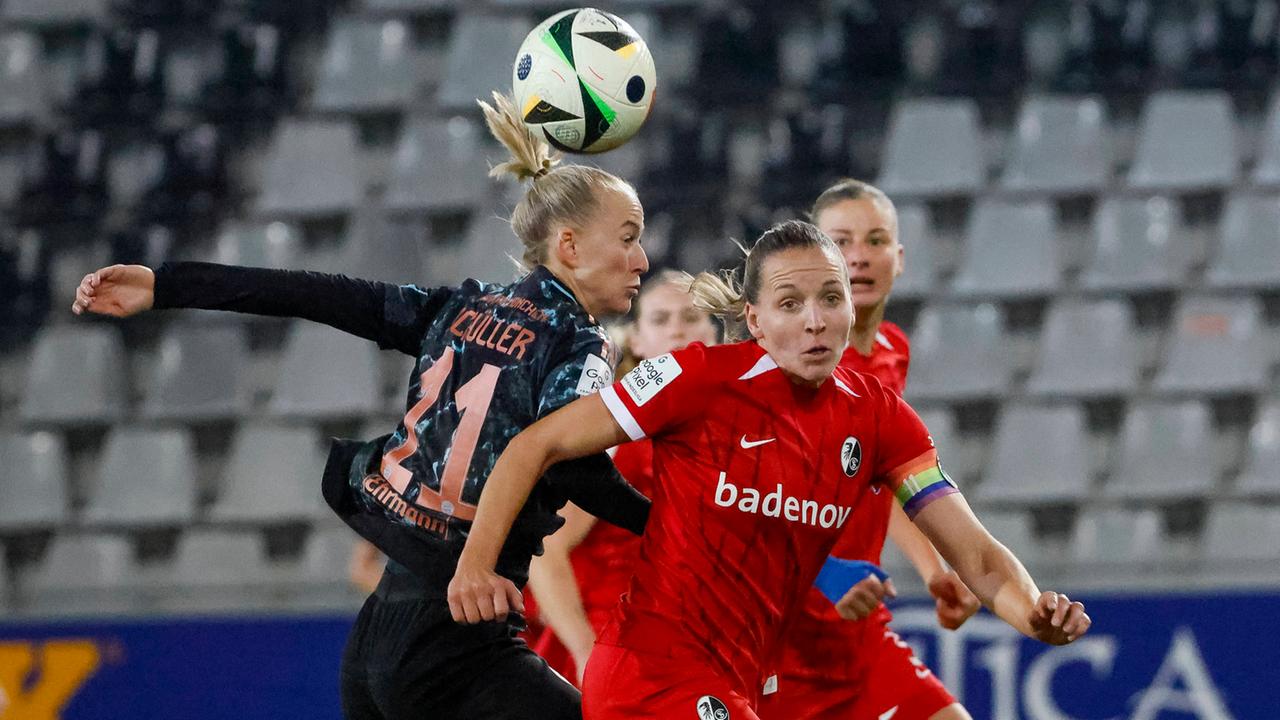 Lea Schueller (FC⁣ Bayern Munich / left) and Lisa Karl ‌(SC Freiburg) in the fight for the ball in​ the Bundesliga game on November 8th, 2024