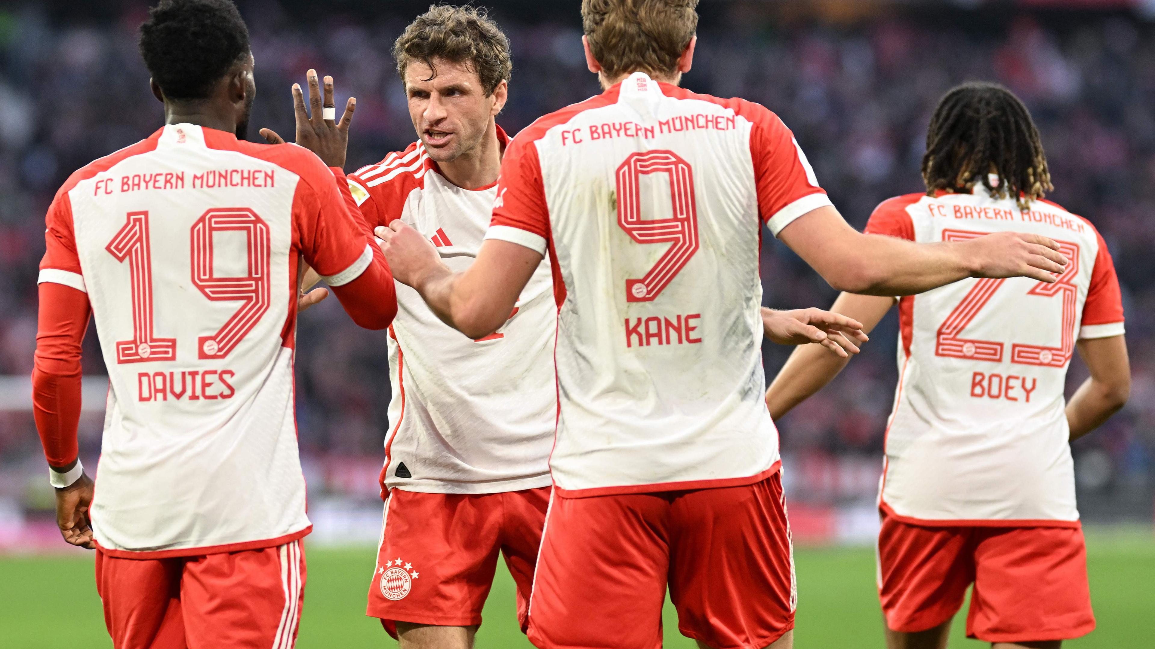 Fußball, Bundesliga, Bayern München - Borussia Mönchengladbach: Bayerns Stürmer Harry Kane feiert mit seinen Mannschaftskameraden Alphonso Davies, Thomas Müller und Sacha Boey das 2:1 gegen Gladbach.