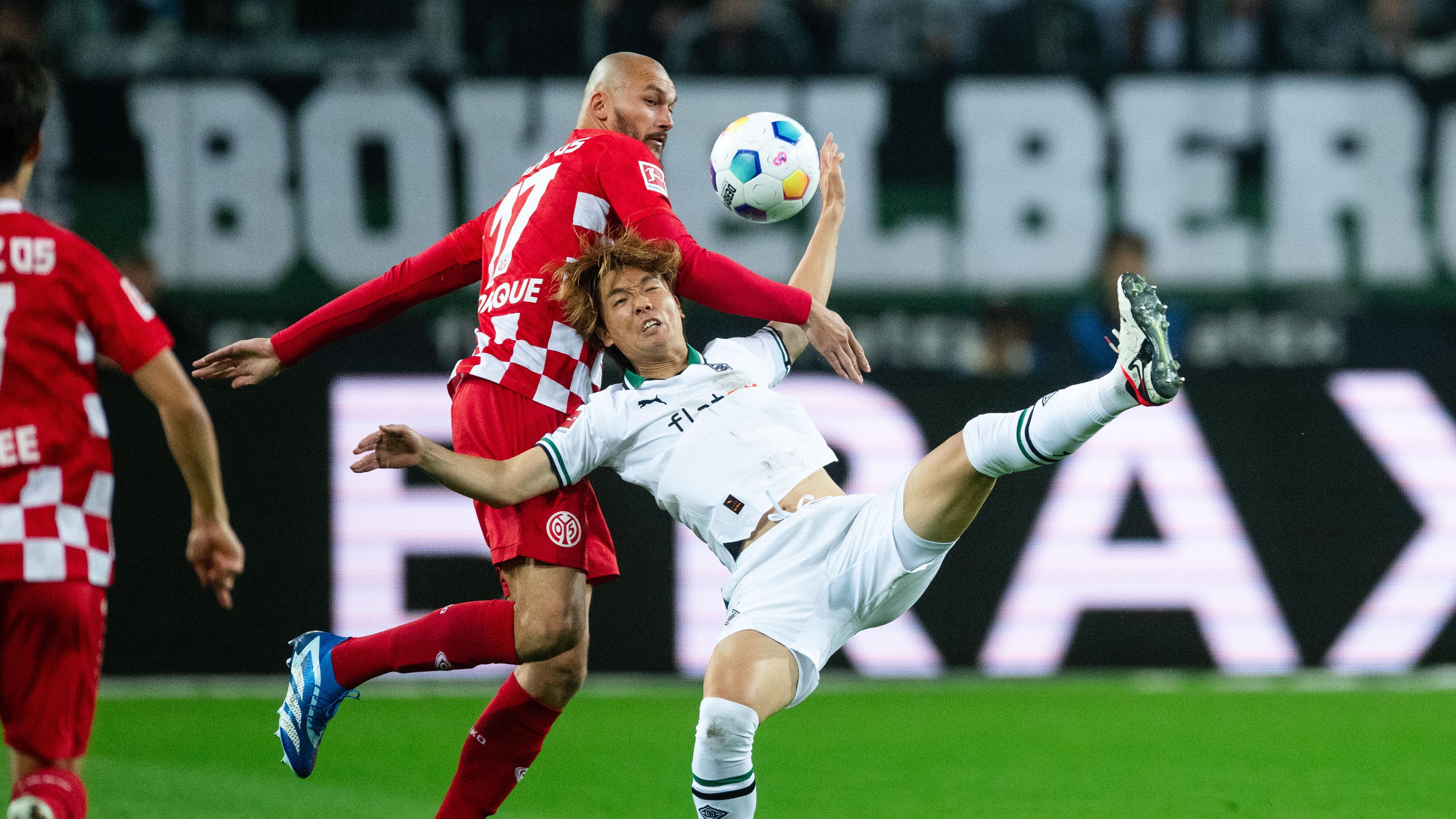 Gladbachs Ko Itakura (r.) und der Mainzer Ludovic Ajorque kämpfen um den Ball.