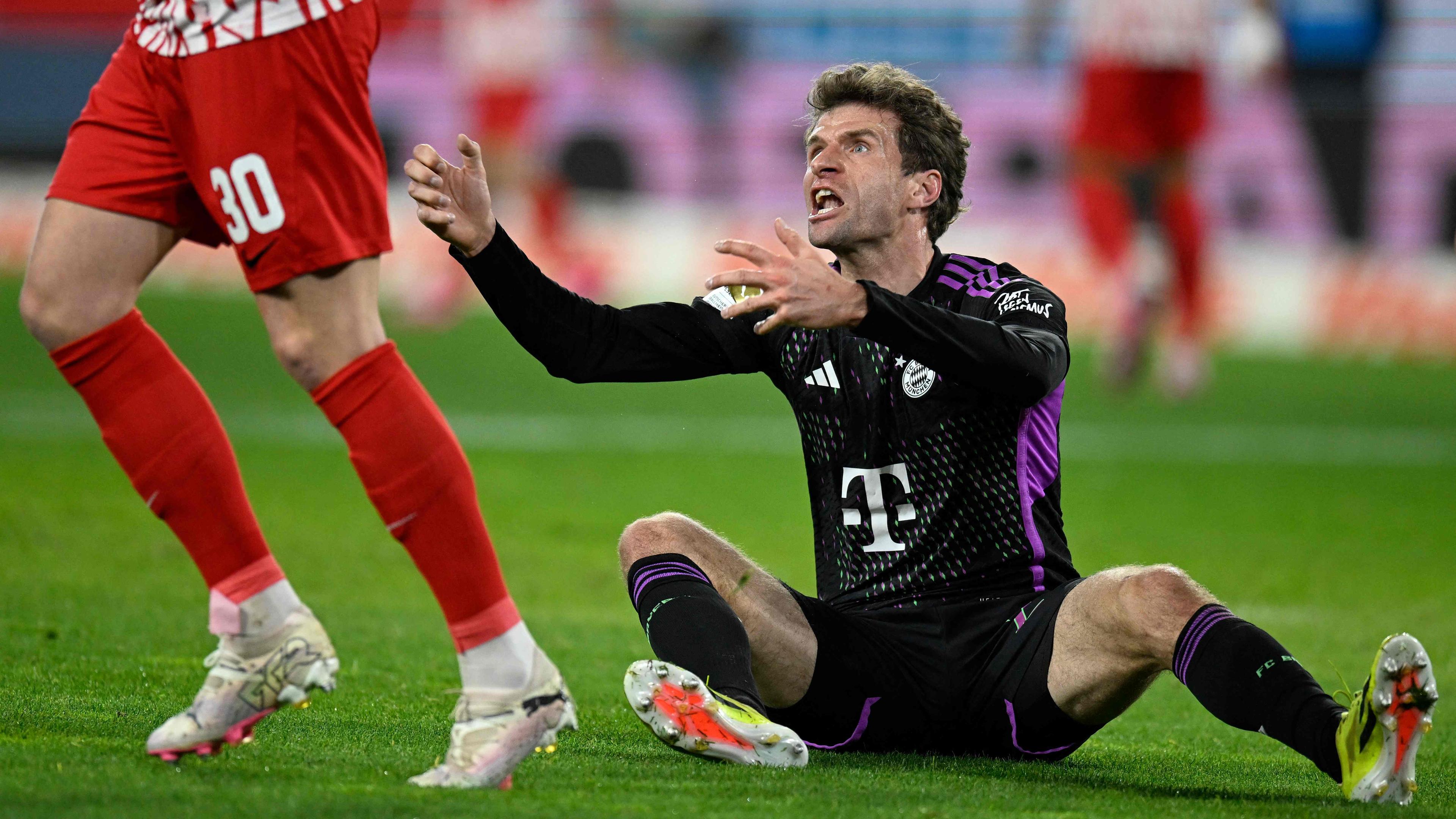 Thomas Müller vom FC Bayern ist während des Spiels beim SC Freiburg sauer.