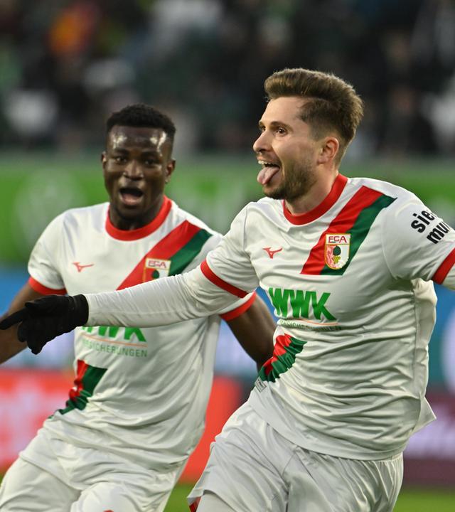 Elvis Rexhbecaj (FC Augsburg) jubelt. 