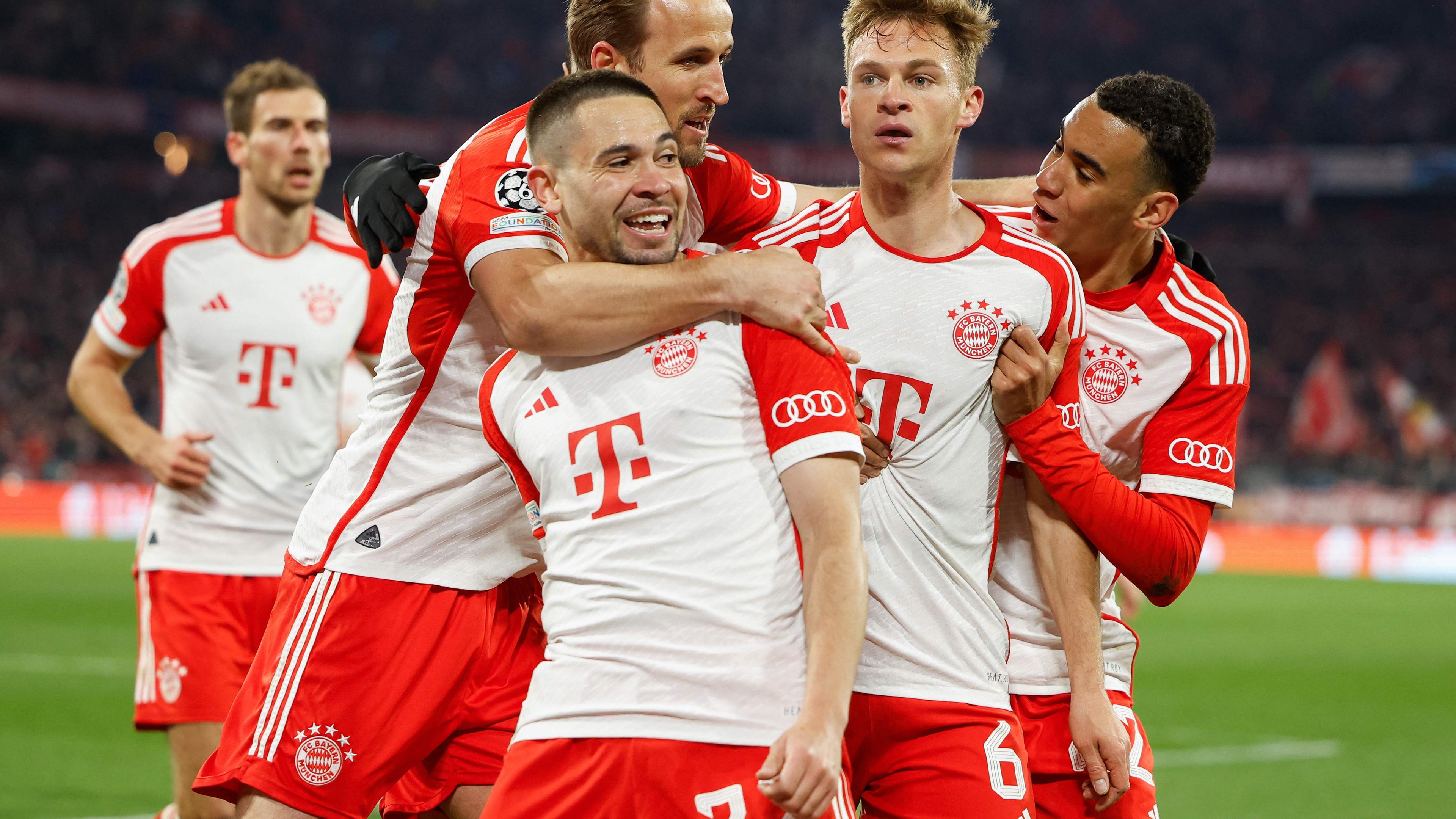 Die Spieler vom FC Bayern München jubeln über ihren Sieg.