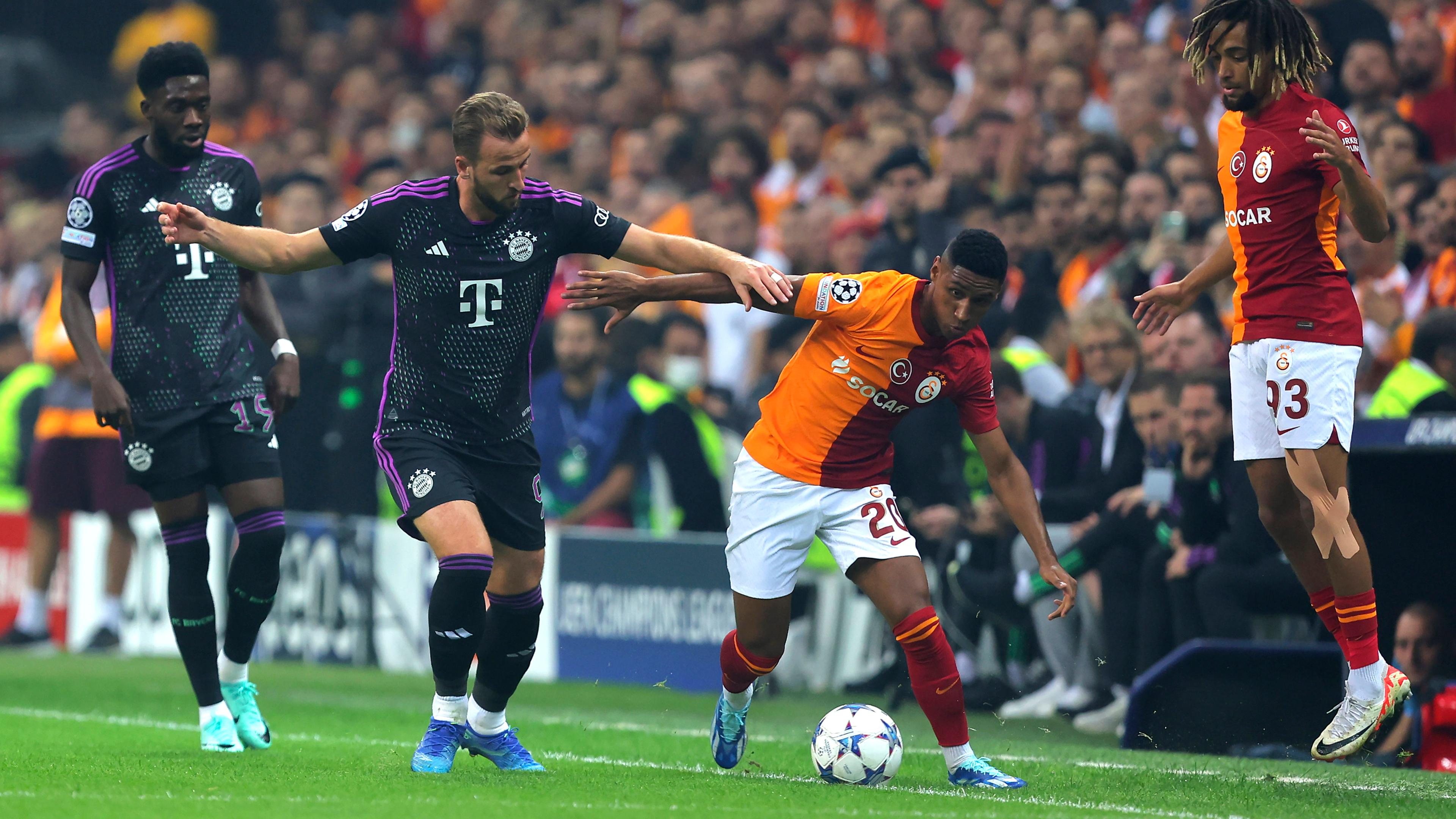 Bayerns Harry Kane und Galatasarays Tete kämpfen um den Ball.