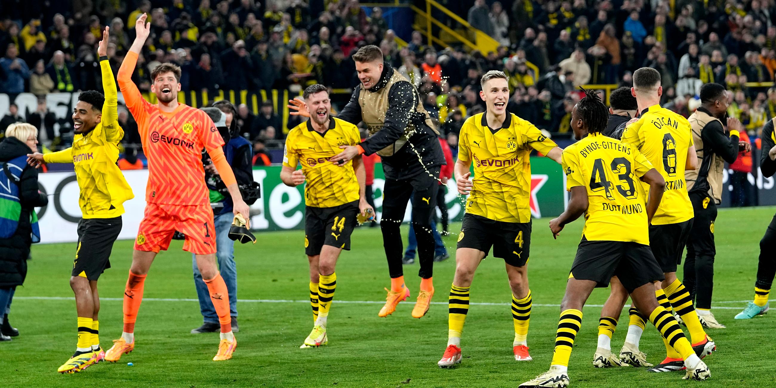 Die Spieler von Borussia Dortmund jubeln über ihren Sieg.