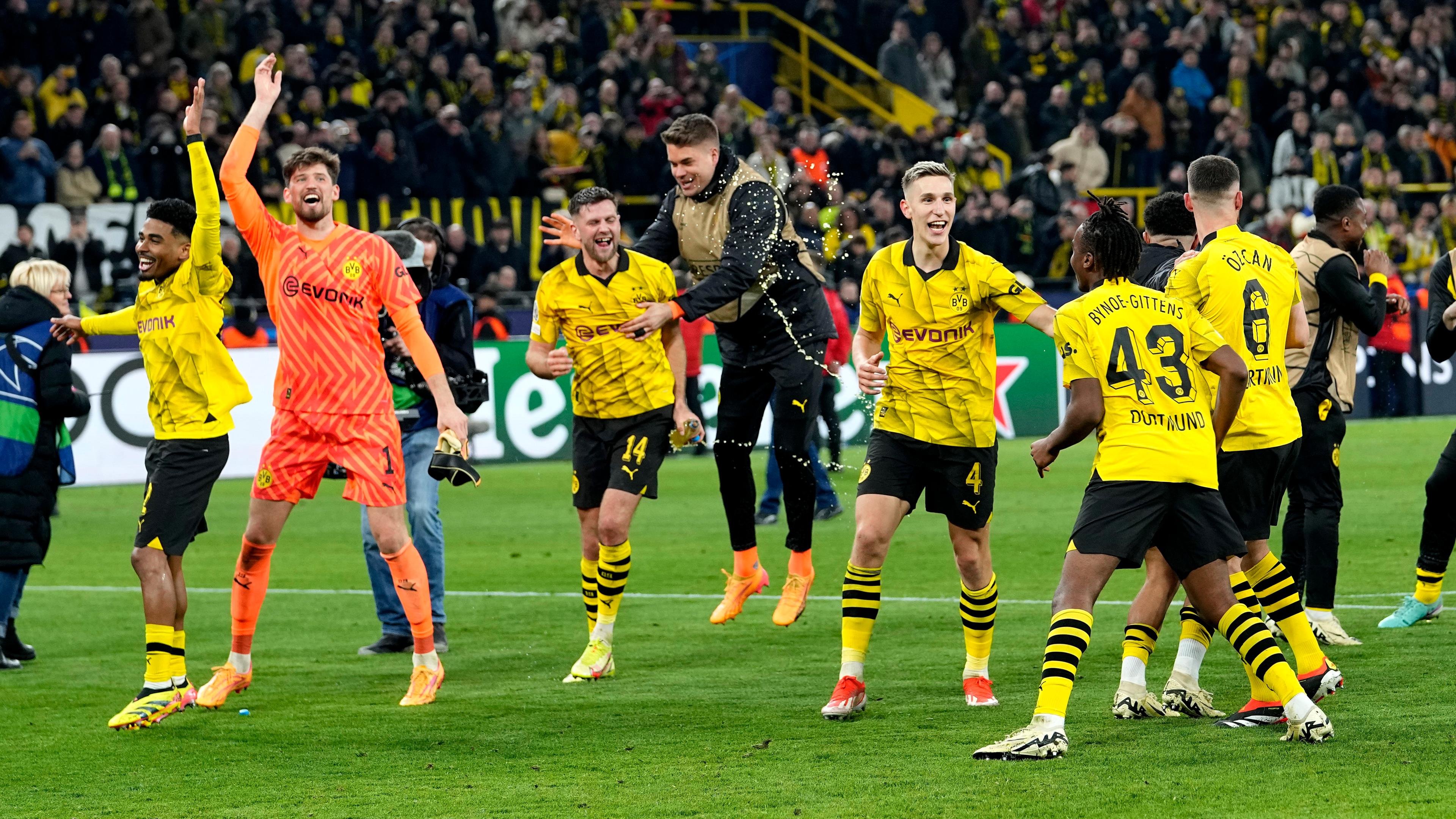 Die Spieler von Borussia Dortmund jubeln über ihren Sieg.