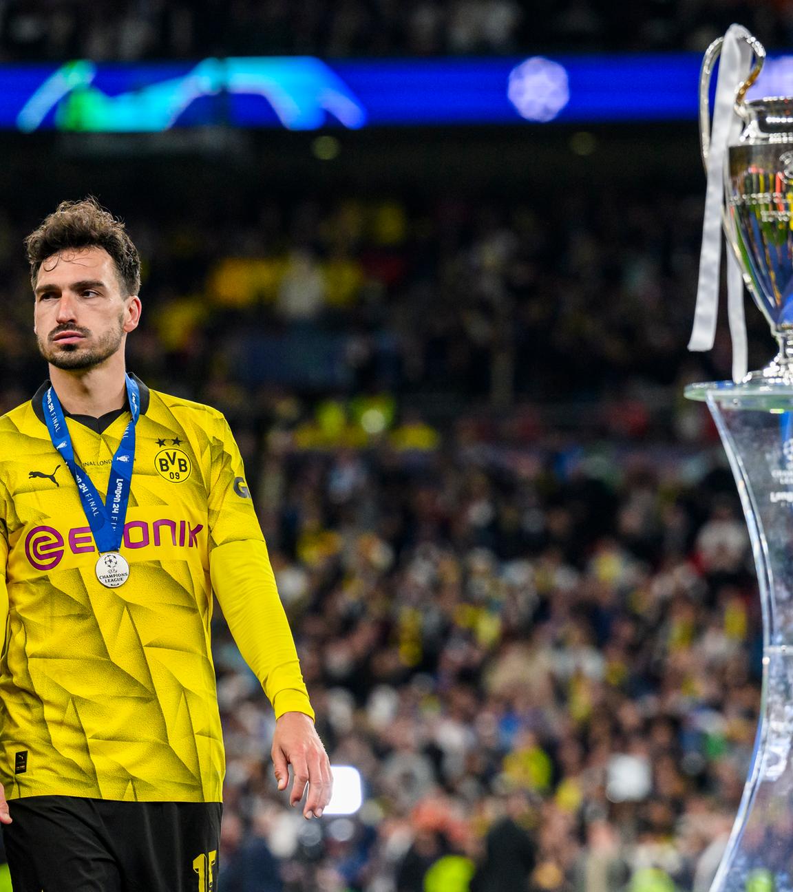 Großbritannien, London: Fußball: Champions League, Borussia Dortmund - Real Madrid: Dortmunds Mats Hummels geht bei der Siegerehrung am Pokal der UEFA Champions League vorbei.