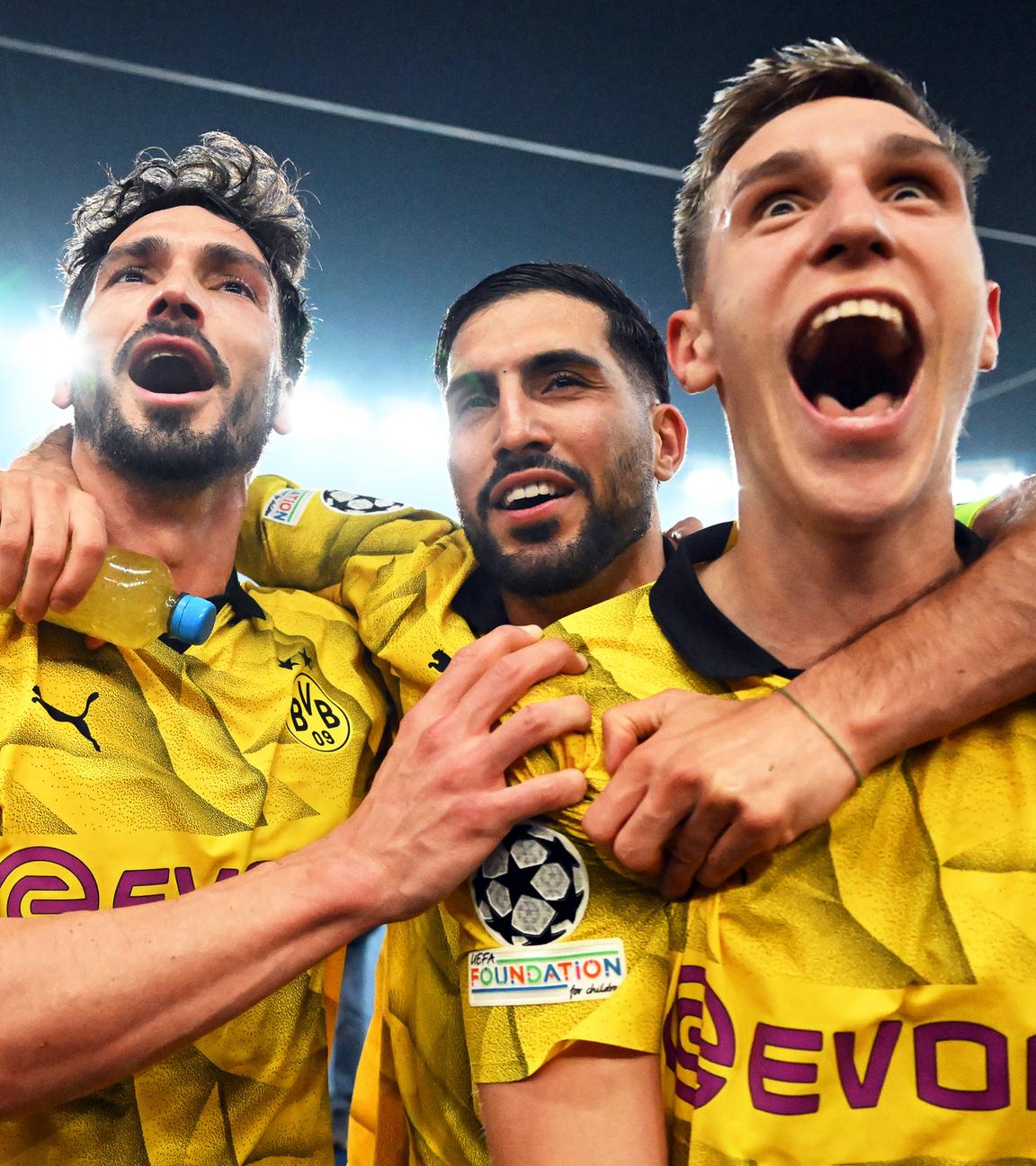 Dortmunds Spieler Mats Hummels, Emre Can und Nico Schlotterbeck jubeln über den Sieg. 
