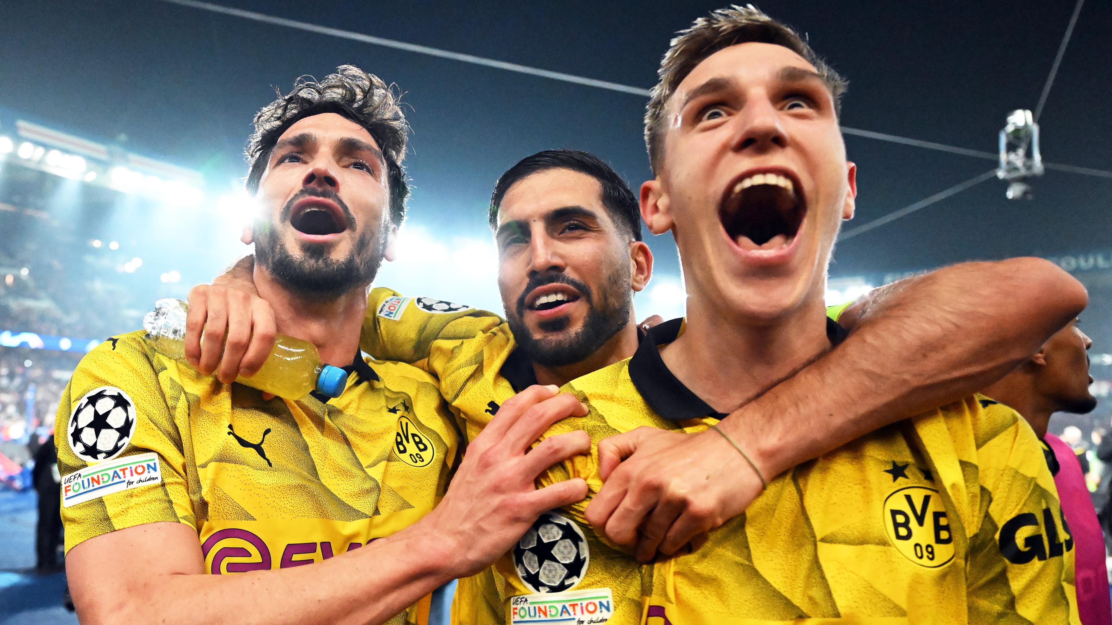 Dortmunds Spieler Mats Hummels, Emre Can und Nico Schlotterbeck jubeln über den Sieg. 